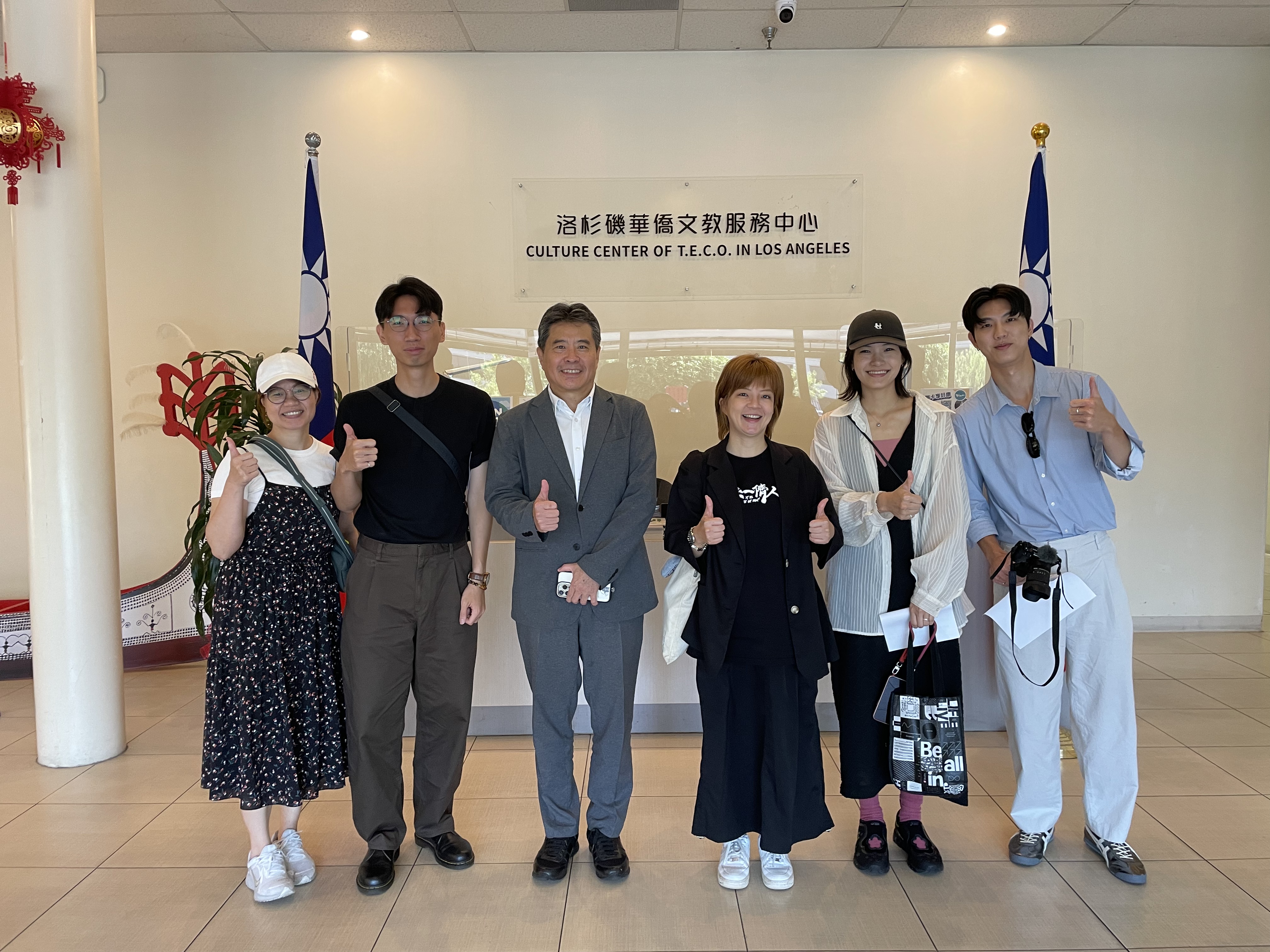 僑教中心張皓鈞主任（左三）帶領參訪團導覽中心設施後留影.