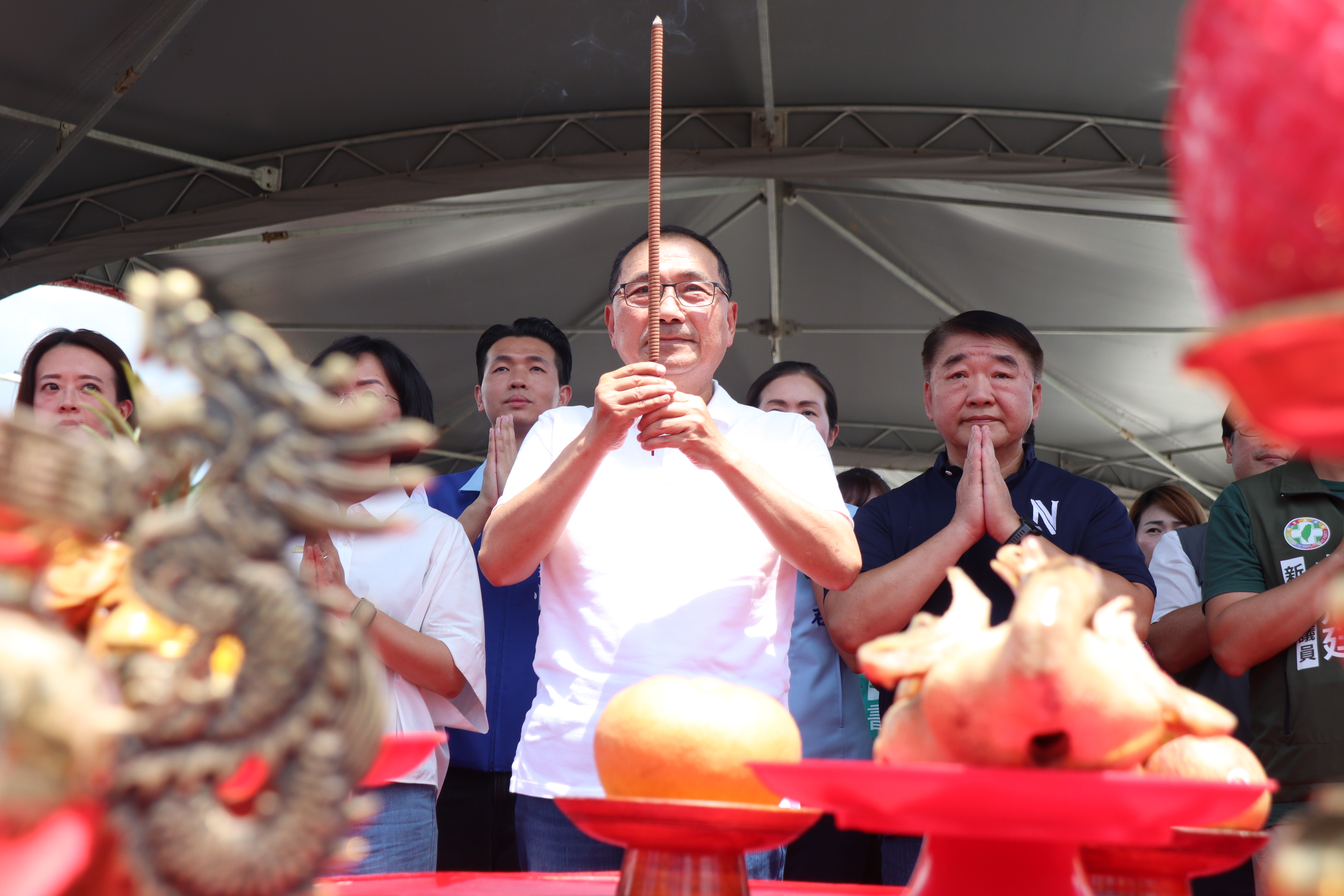 侯友宜市長(右二)主持鳳鳴公四公園祈福動土典禮，與工務局長馮兆麟(右一)及民代持香祝禱，盼如期如質完工。
