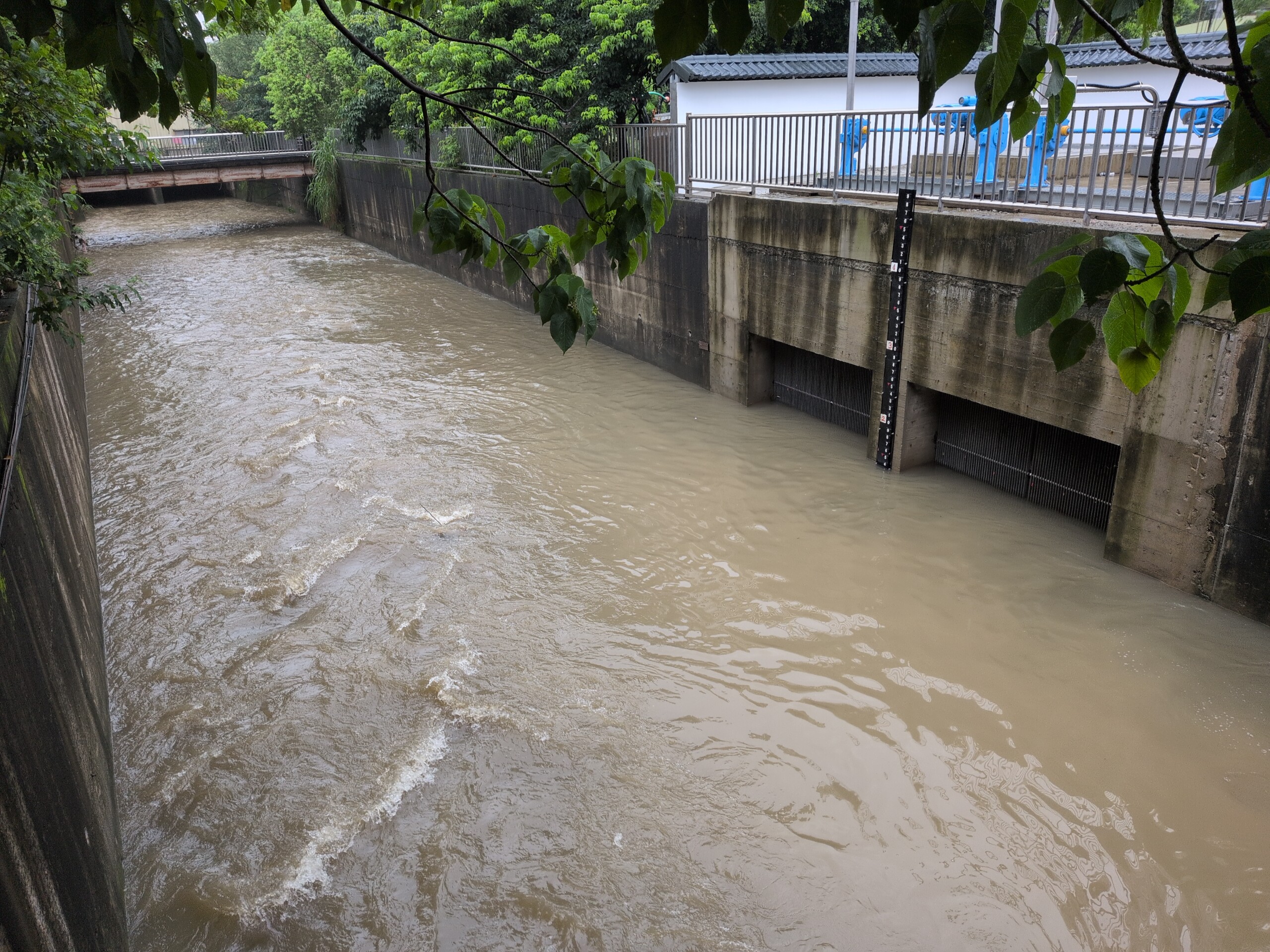 完工後面對米克拉颱風外圍環流所帶來的強降雨襲擊時，東門溪水位始終保持完全正常，成功發揮預期之防汛功效