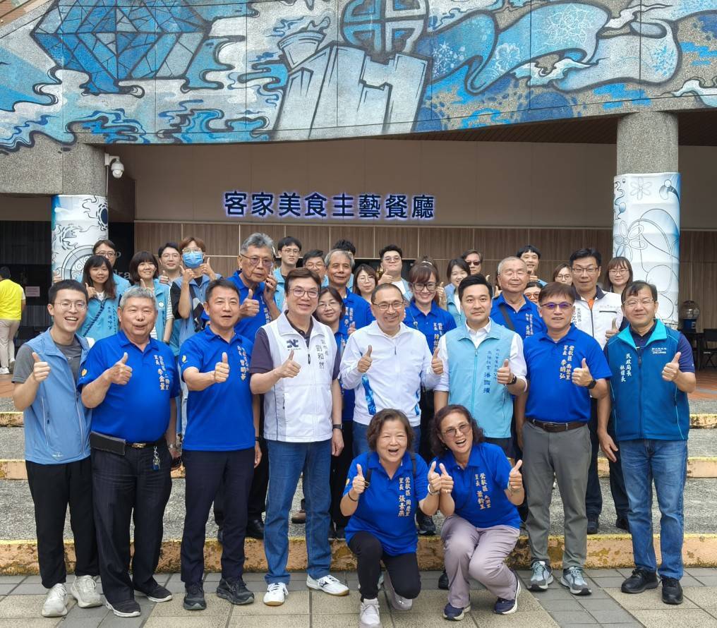 市長侯友宜率團隊深入鶯歌、三峽區，傾聽基層心聲並與鶯歌、三峽里長合影。