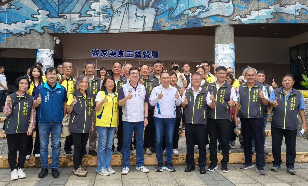 市長侯友宜率團隊深入三峽、鶯歌區，傾聽基層心聲並與三峽、鶯歌里長合影。
