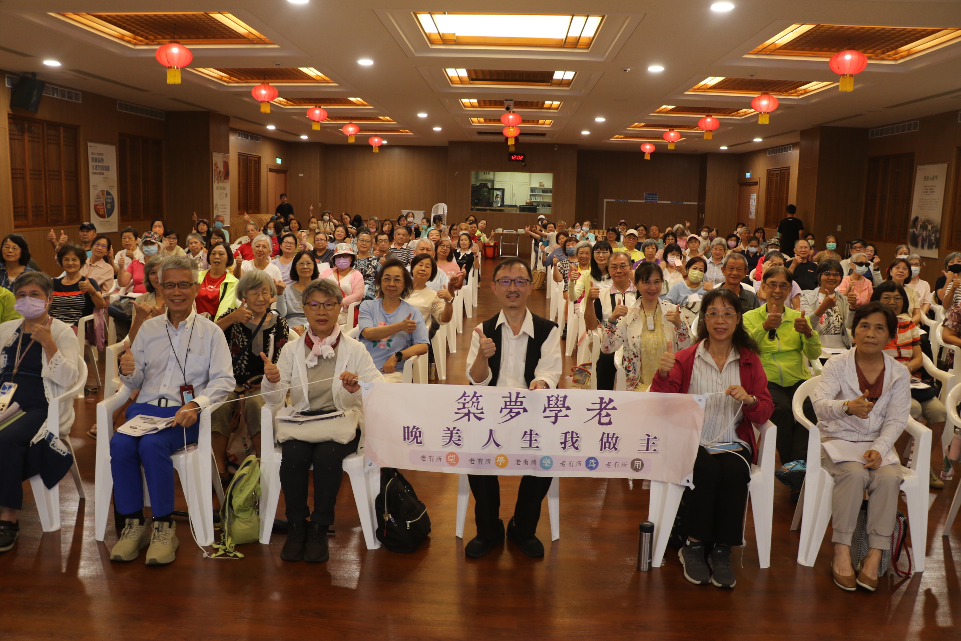  台灣精準預防醫學學會理事長張家銘醫師，在雙和靜思堂專題演講，吸引200多位民眾聆聽。