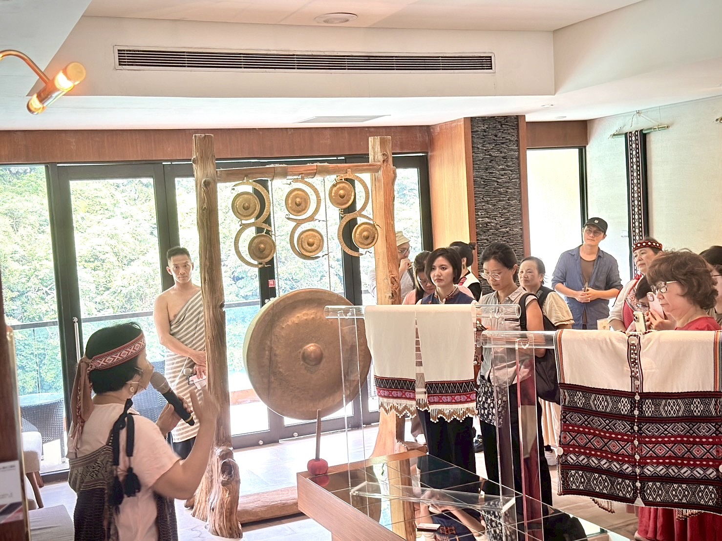 ▲《Tminun織女工藝展》開幕茶會由工坊老師進行導覽。(圖/新北市政府原民局提供)。