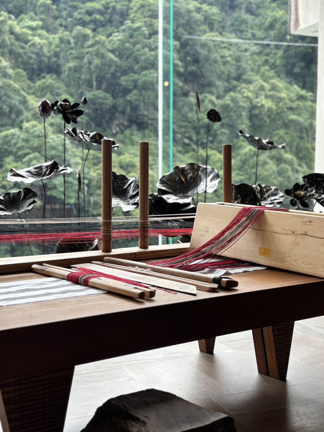   ▲	烏來泰雅民族博物館展示品，泰雅族的傳統織機（又稱之為「水平背帶式織布機」，一般簡稱為「地機」）、整經架。(圖/新北市政府原民局提供)。