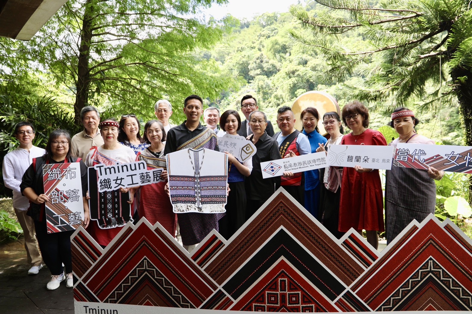 ▲《Tminun織女工藝展》開幕茶會大合照。(圖/新北市政府原民局提供)。
