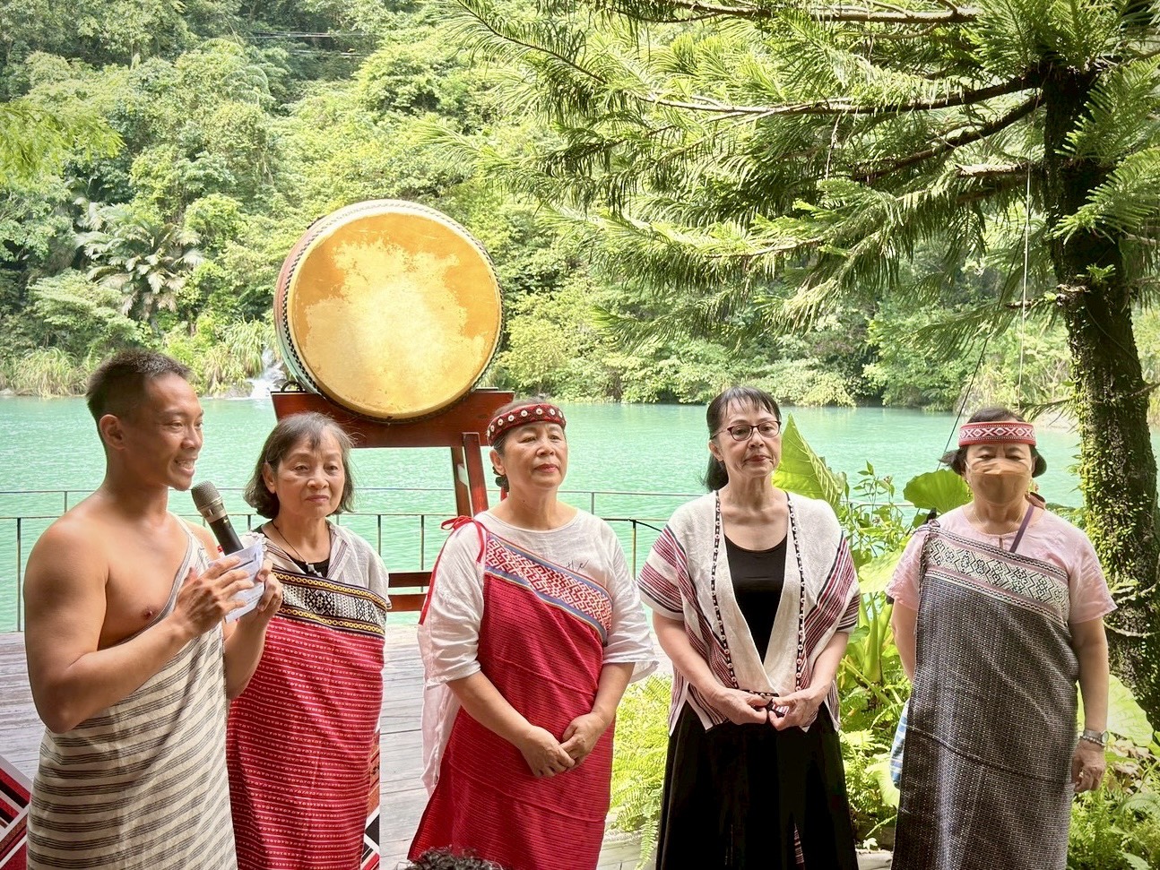 ▲	《Tminun織女工藝展》開幕茶會介紹四位參展工坊老師，由左至右分別為達卡工坊-高林美鳳Taka Tana老師、尤蓋工坊-周小雲Yokay Bayas老師、韻藝工坊-彭玉鳳Sayun Yuraw老師、筆藺工坊-高秋梅Bilin Yukan老師。(圖/新北市政府原民局提供)。