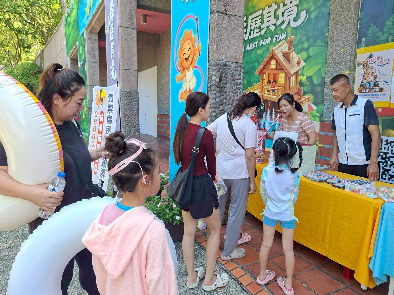 民眾在歡樂的童玩氛圍中認識誠信價值與環境永續