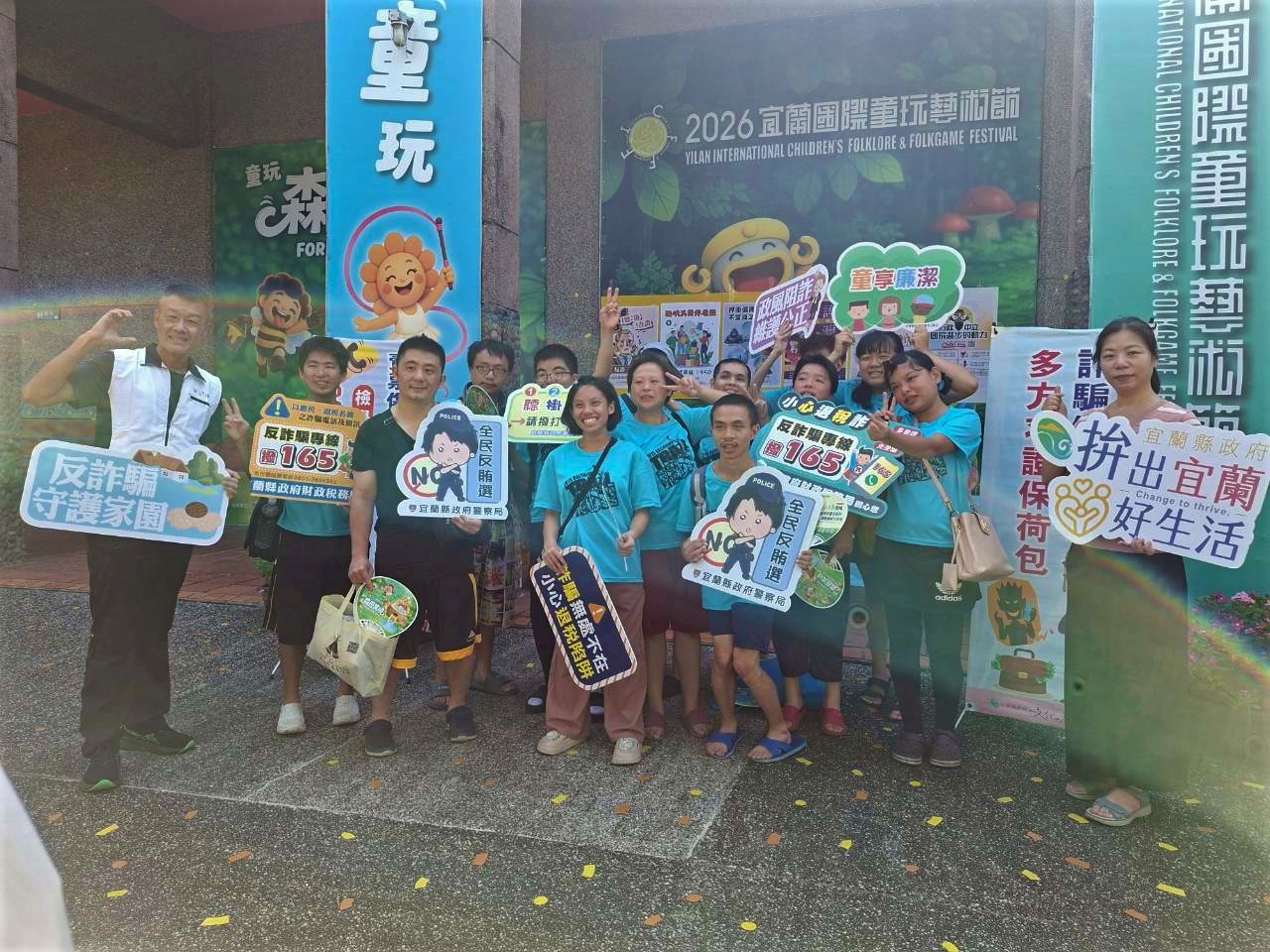 活動吸引許多親子家庭熱情參與，讓誠信教育在歡笑聲中自然扎根