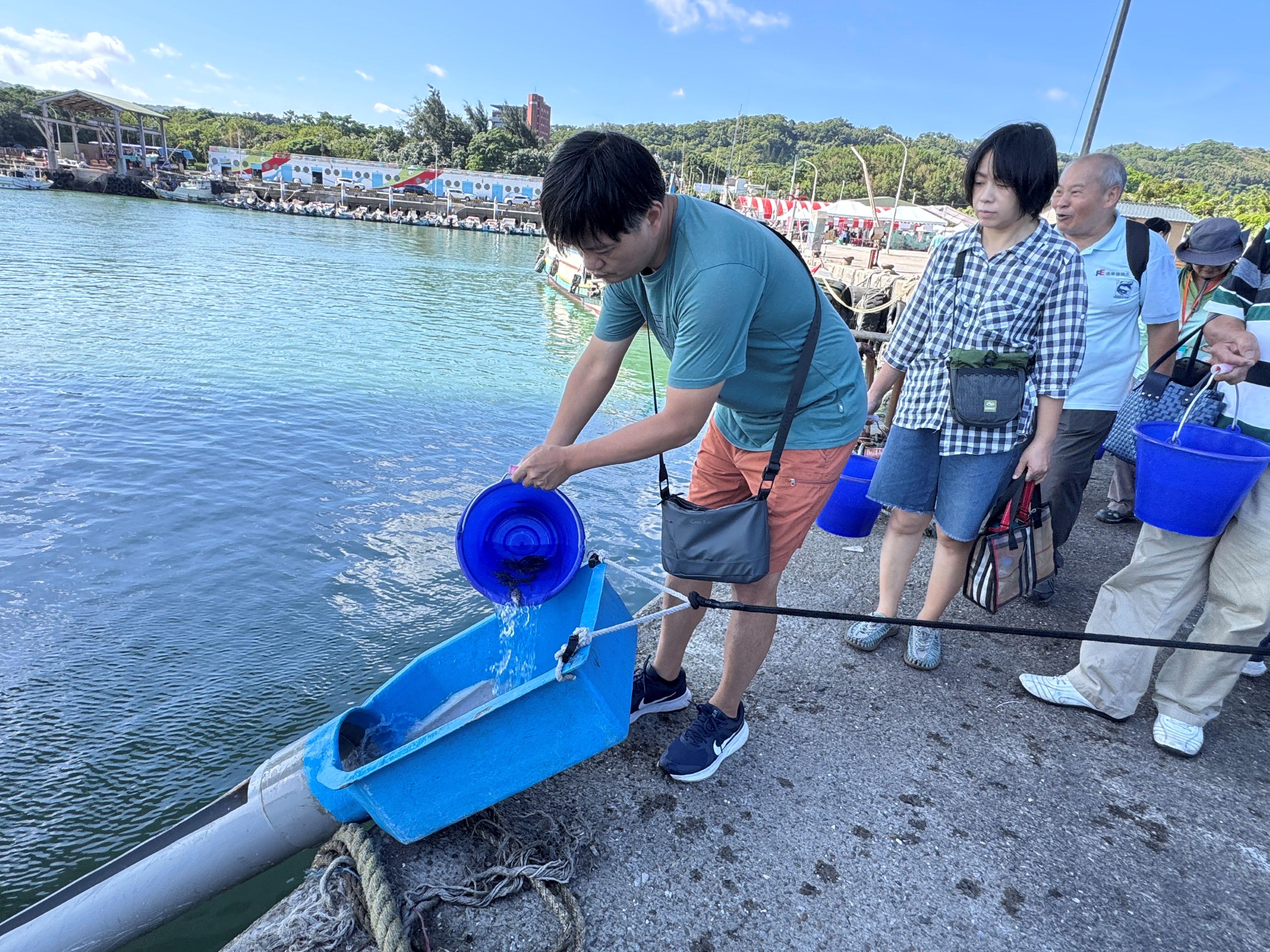 淡水漁民節透過魚苗放流活動，讓更多民眾認識海洋保育的重要性