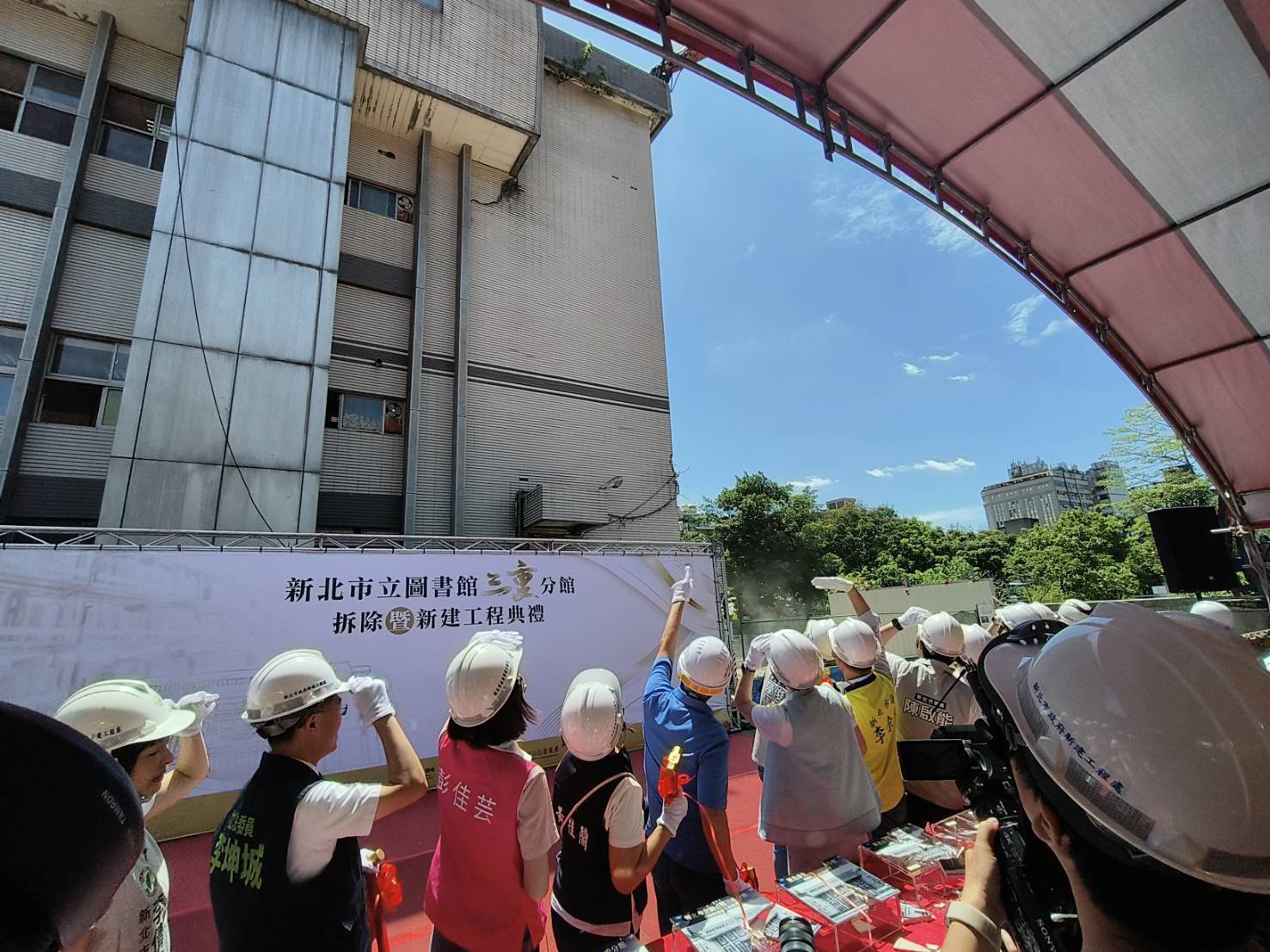 陪伴三重居民半世紀的三重分館啟動原址重建，新北市侯友宜市長強調目標於民國120年完工，屆時將成為地區最具指標性的科技閱讀藝文新地標。