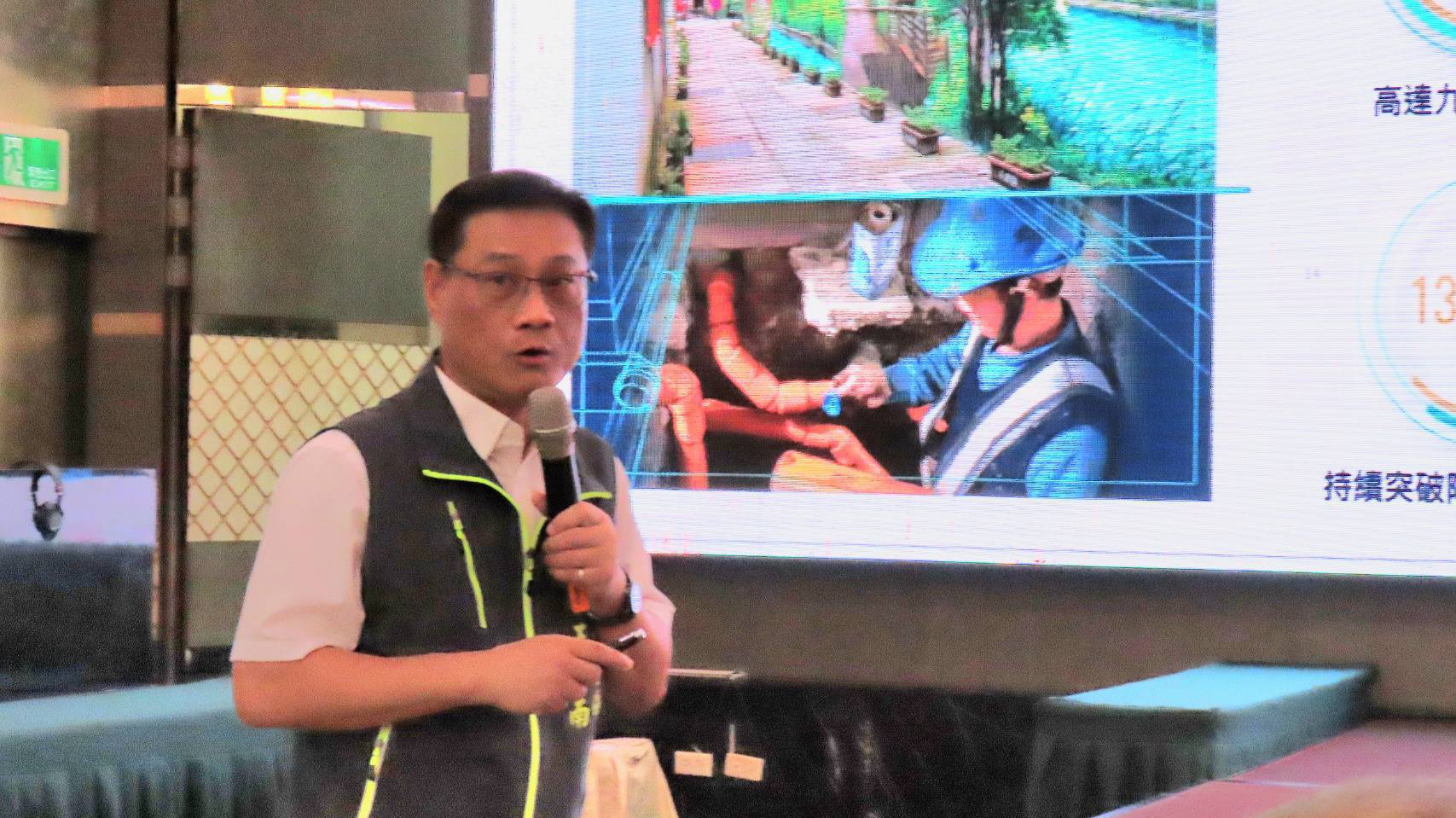 ​三重區長王坤南簡報地方建設成果。
