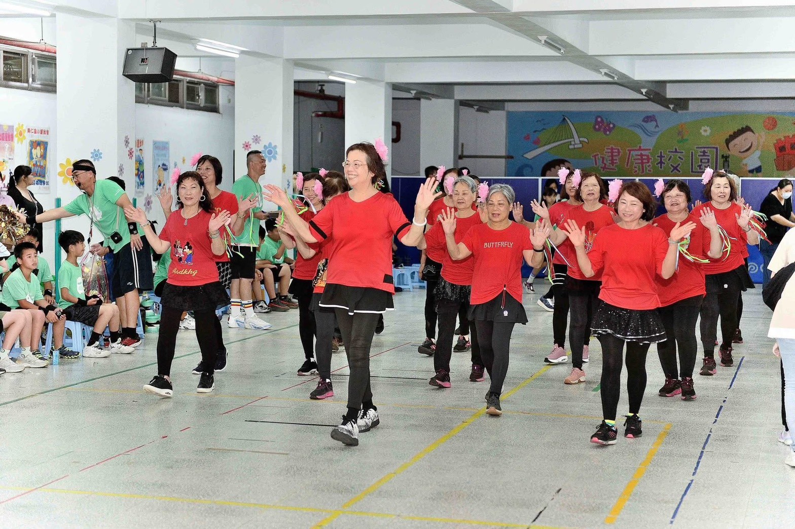  淡水區興仁里社區照顧關懷據點長輩進到興仁國小校園，攜手學童實踐互助共好的「共生社區」。