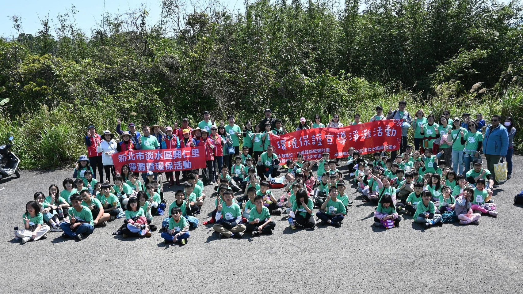 淡水興仁里關懷據點長輩和興仁國小學生老幼同行一起淨灘護海洋。