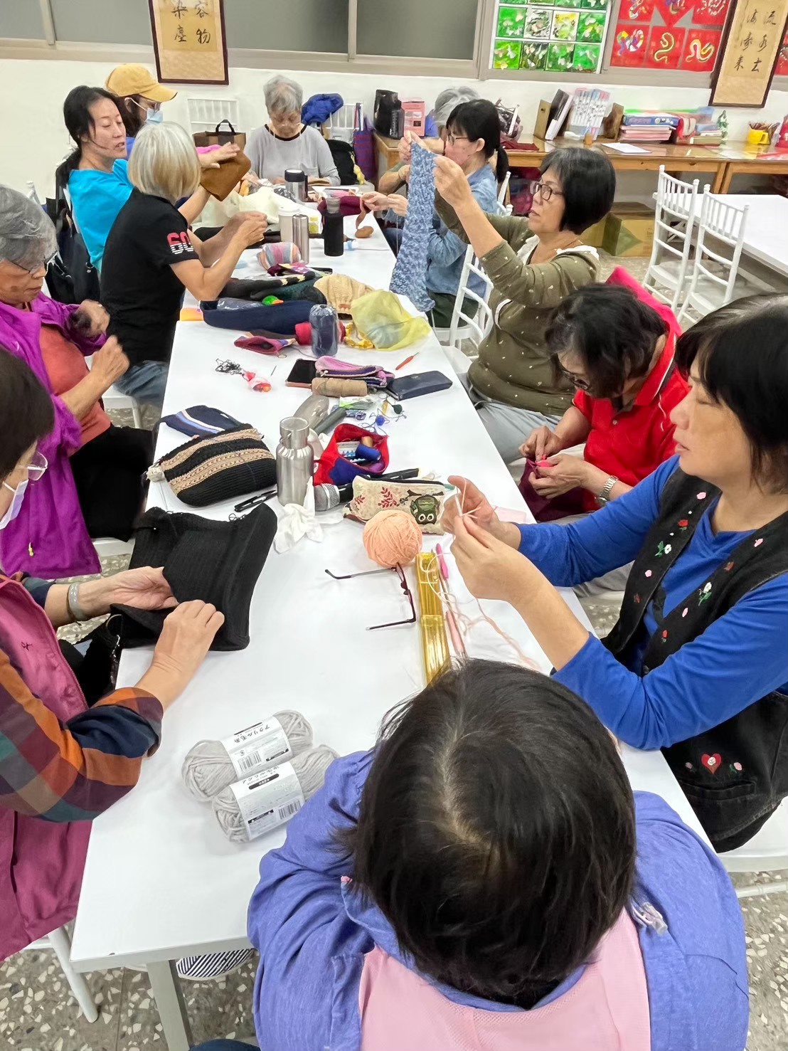  據點長輩「勾勾樂」，編織水壺提袋與包包等，做為興仁國小學童的獎勵禮物。