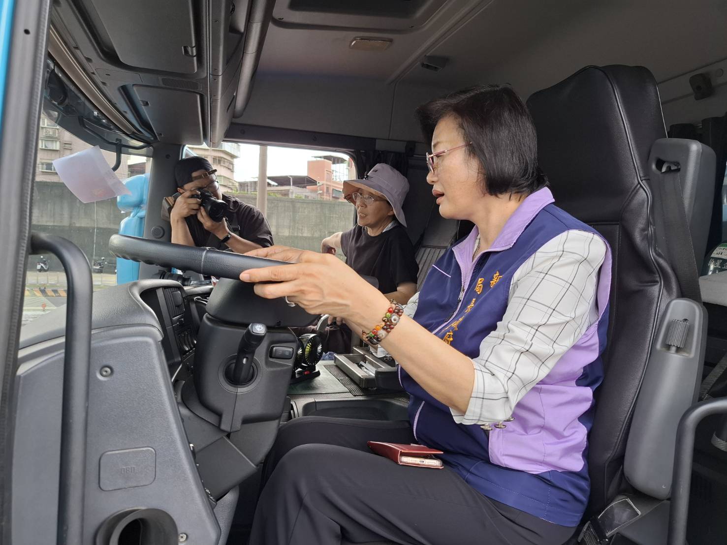 社會局長李美珍親自坐上大貨車駕駛位置體驗視野盲區，呼籲行人和騎士要避開危險區域。