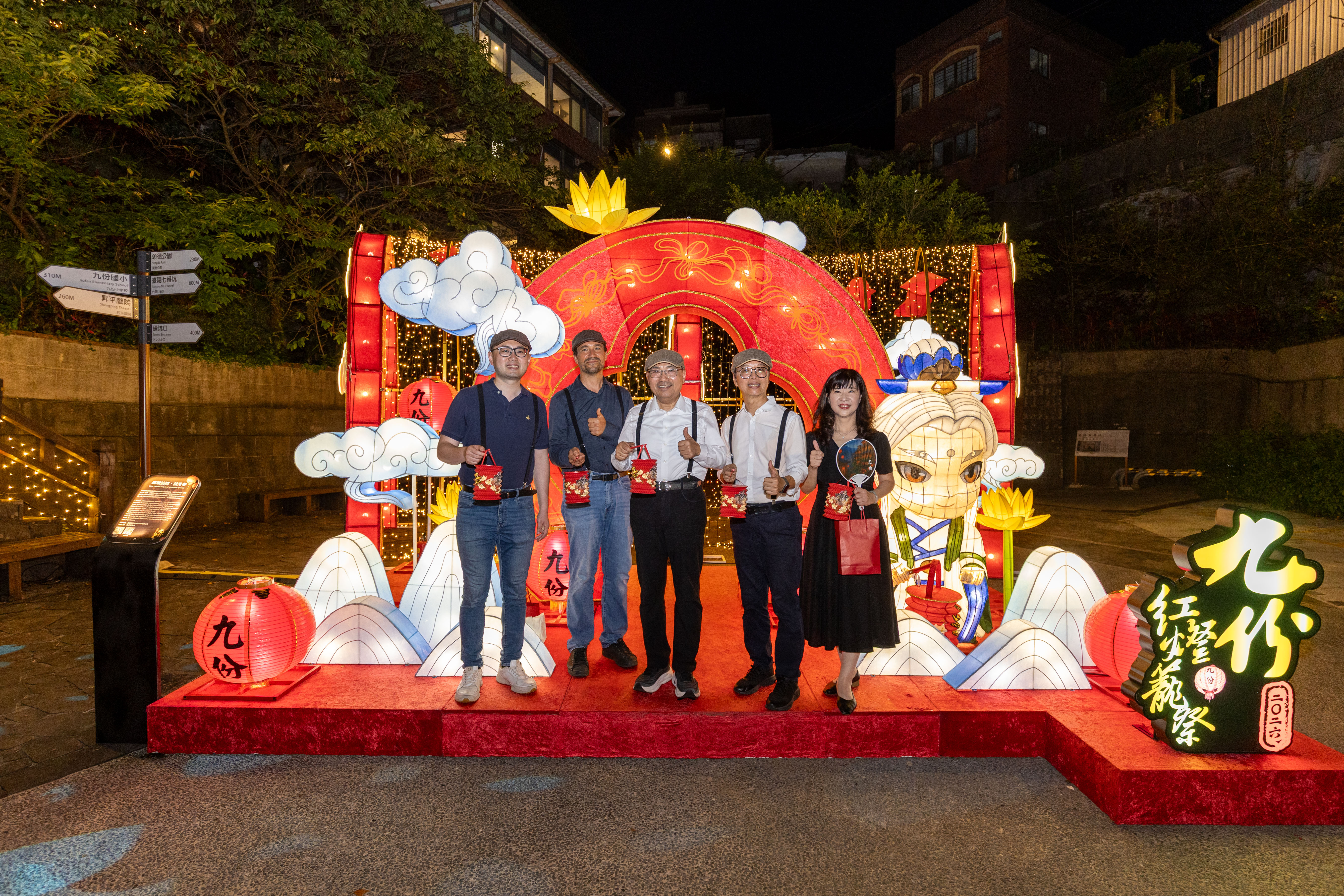 「2026九份紅燈籠祭」活動期間各主題裝置每日18時至22時亮燈，五番坑公園主燈秀則於18時30分至21時，每逢整點及半點展演，帶給大家兼具故事性與藝術性的夜間賞燈體驗。