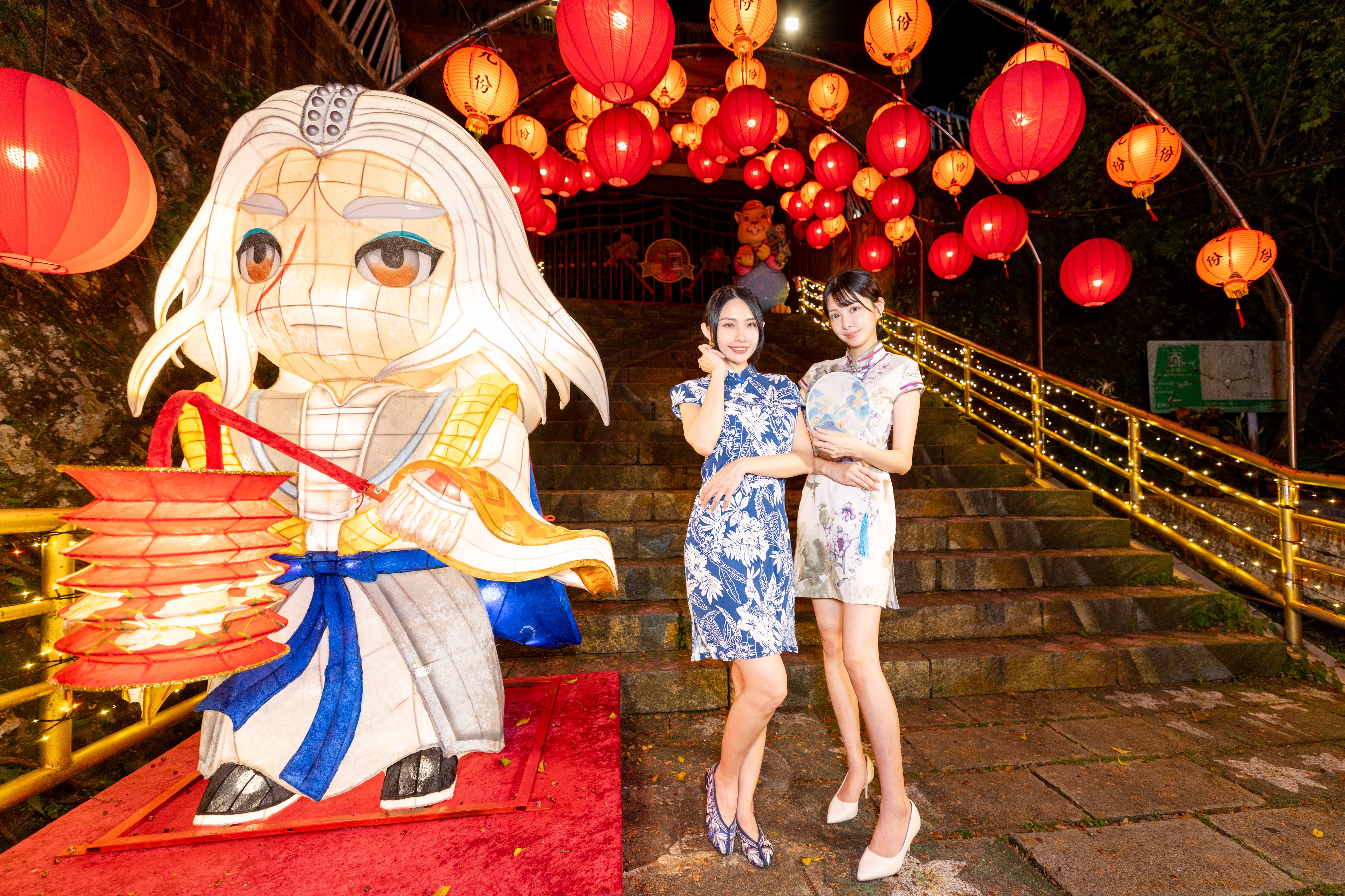 九份國小前「美好拾光」則以紅燈籠海打造迎賓廊道，融入葉小釵俠客意象，展現其堅毅守信的精神特質，營造溫暖且富有層次的夜間景觀。