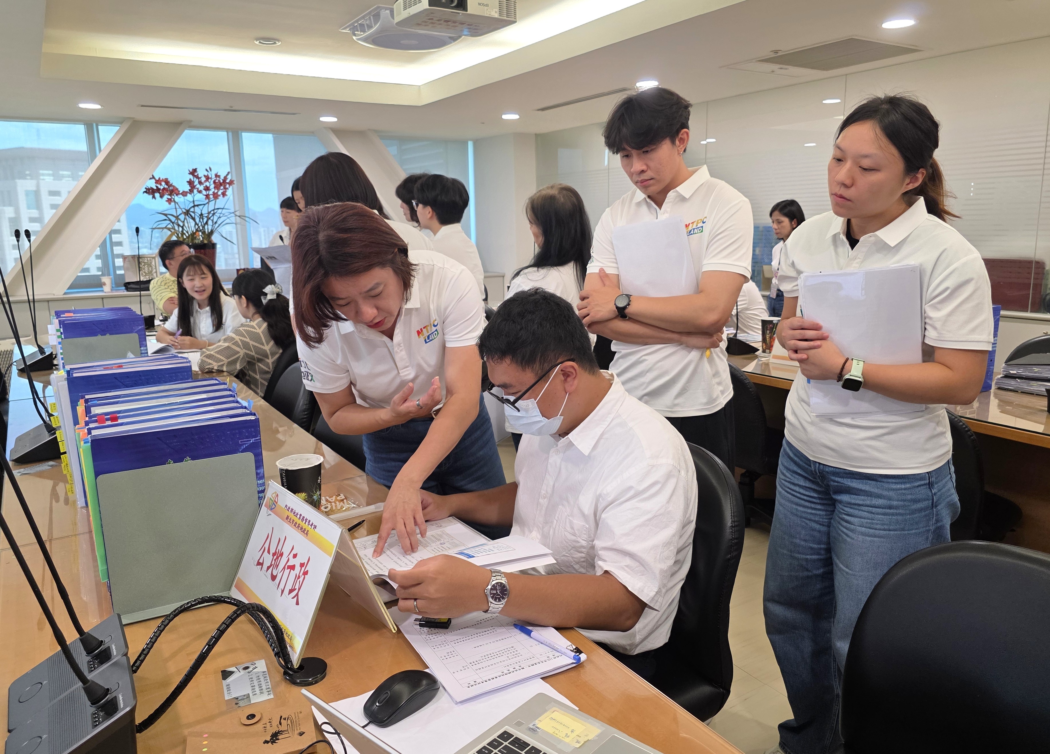 考評委員進行各項地政業務考核。新北市地政局提供_0