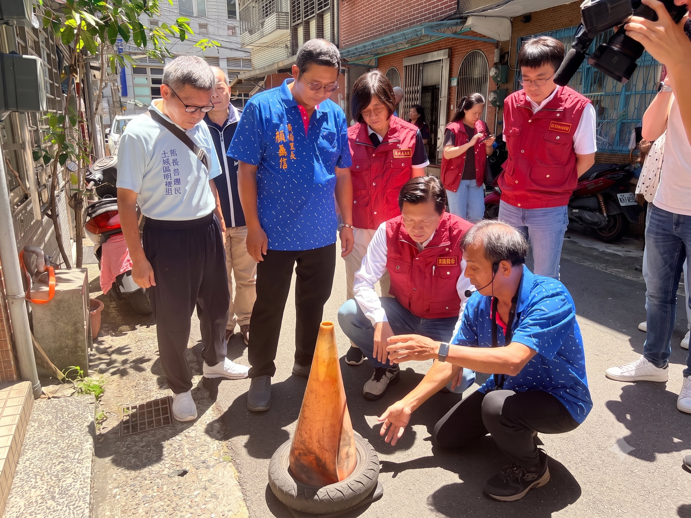 呼籲市民定期巡視住家周邊環境，落實「巡、倒、清、刷」，共同防範登革熱