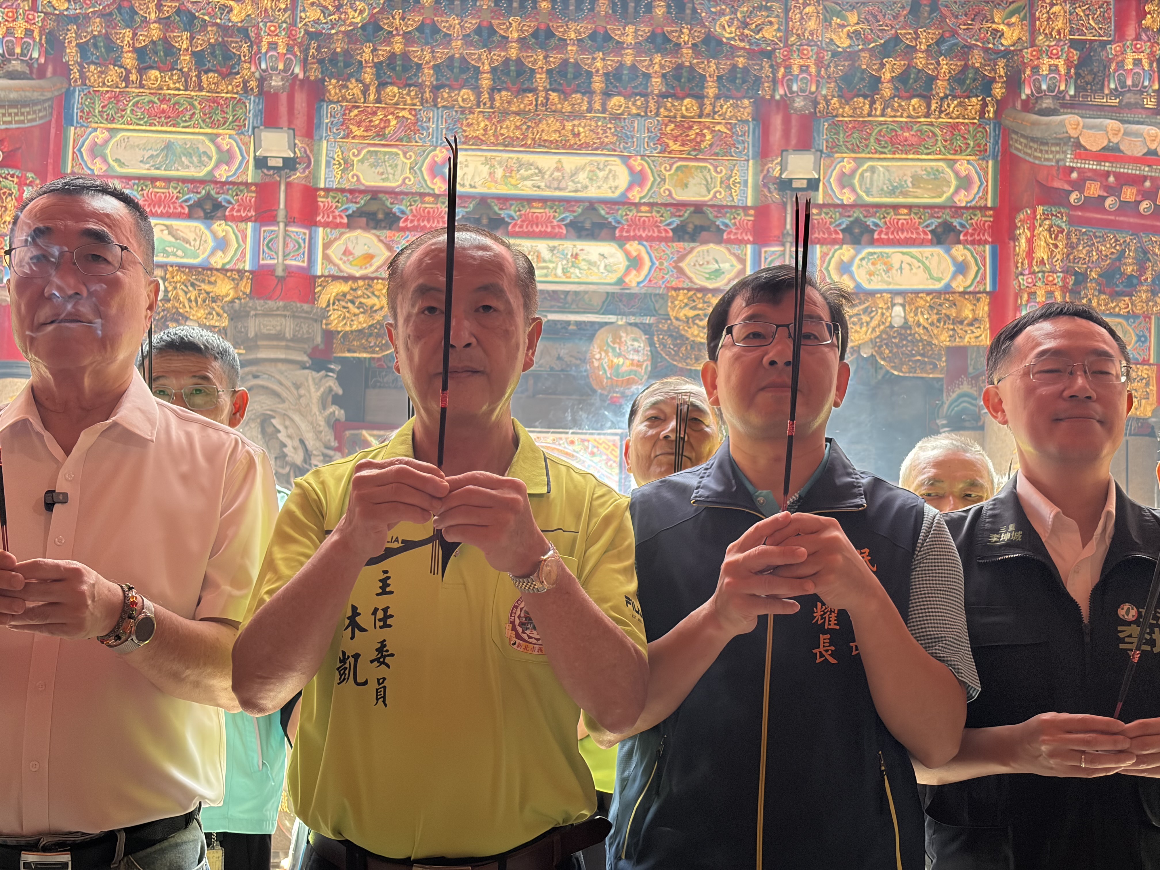 今（20）日為三重義天宮首次辦理頒贈清寒獎助學金助學子活動，民政局長林耀長前往三重義天宮參拜祈福，祈求風調雨順、國泰民安，市民安居樂業、身體健康。
