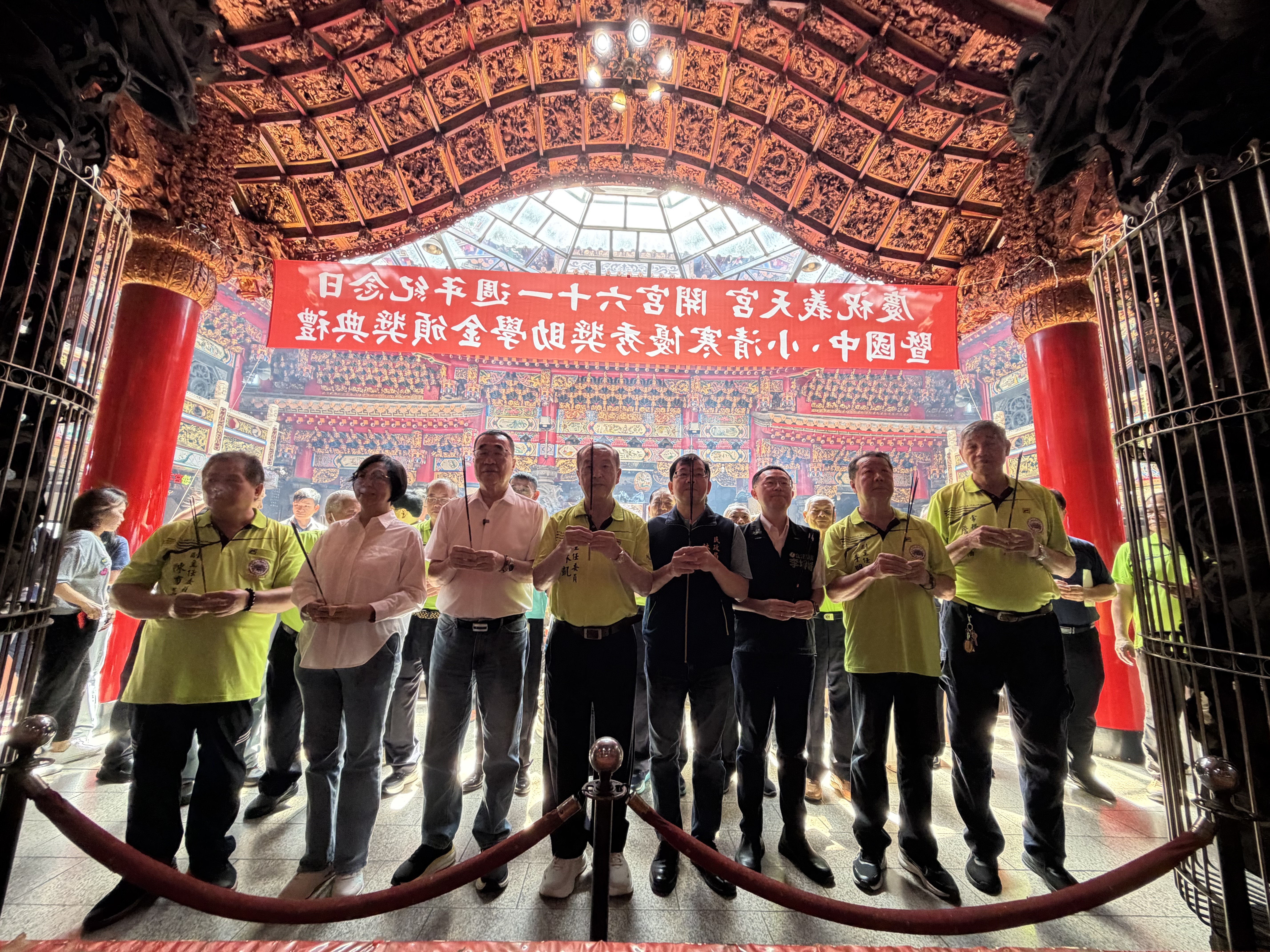 今日為三重義天宮首次辦理頒贈清寒獎助學金助學子活動，民政局長林耀長前往三重義天宮參拜祈福，祈求風調雨順、國泰民安，市民安居樂業、身體健康。