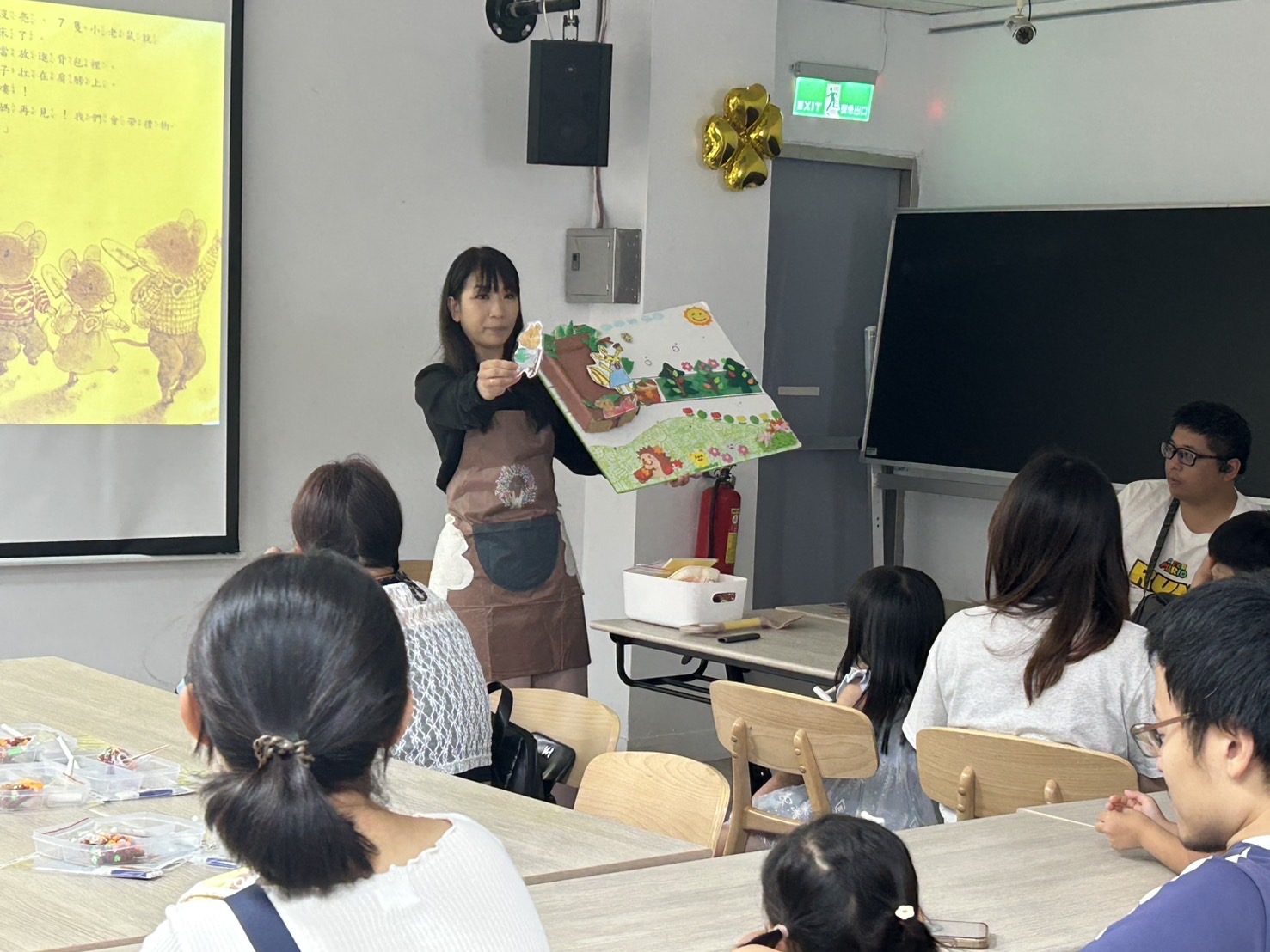 吳宥榛老師向大家介紹繪本內容