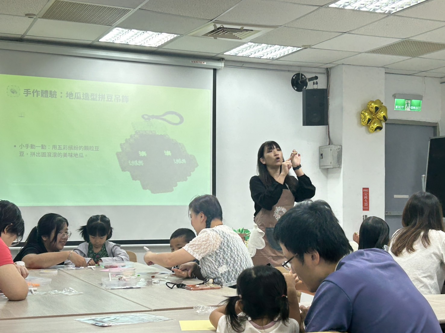  吳宥榛老師帶領親子手作地瓜造型拼豆吊飾