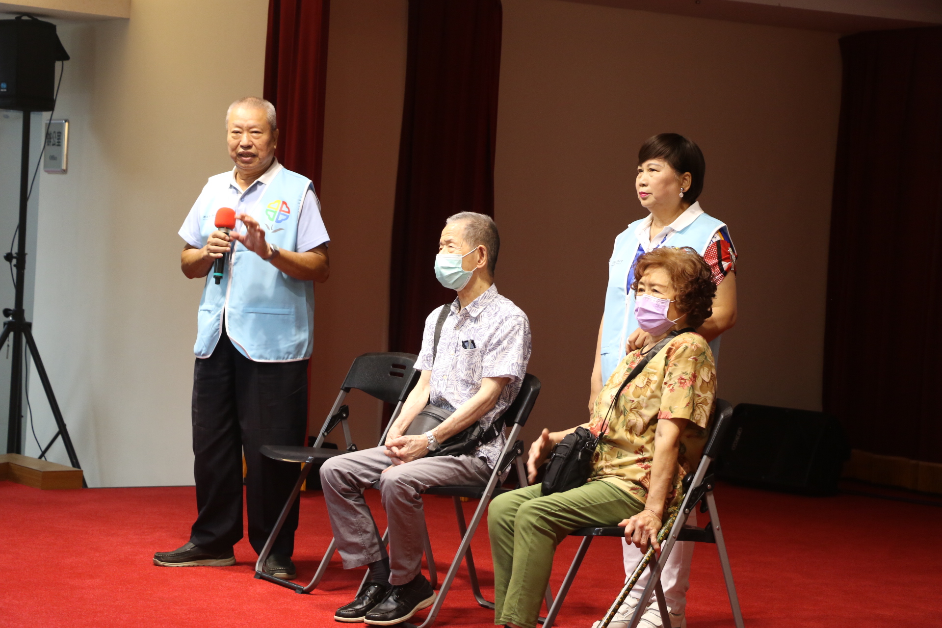 慈暉志工隊副隊長陳清河（左）表示，當初李乾龍市長說要成立志工隊幫獨居長者送餐，他深受感動，和好友盧金獅擔下招募志工的重任。