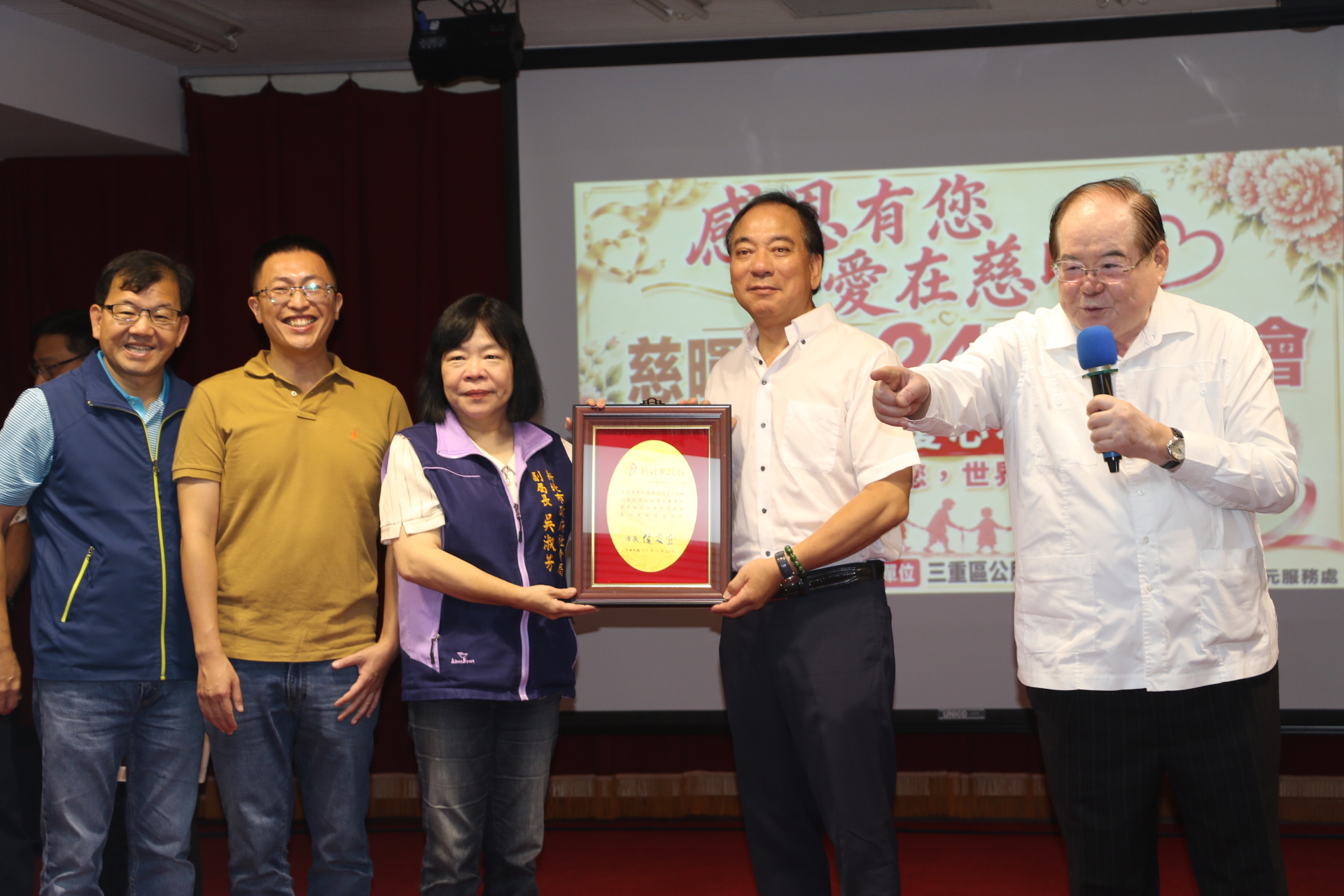  新北市社會局副局長吳淑芳代表侯友宜市長頒發感謝牌給五燈獎豬腳飯老闆黃瑞榮