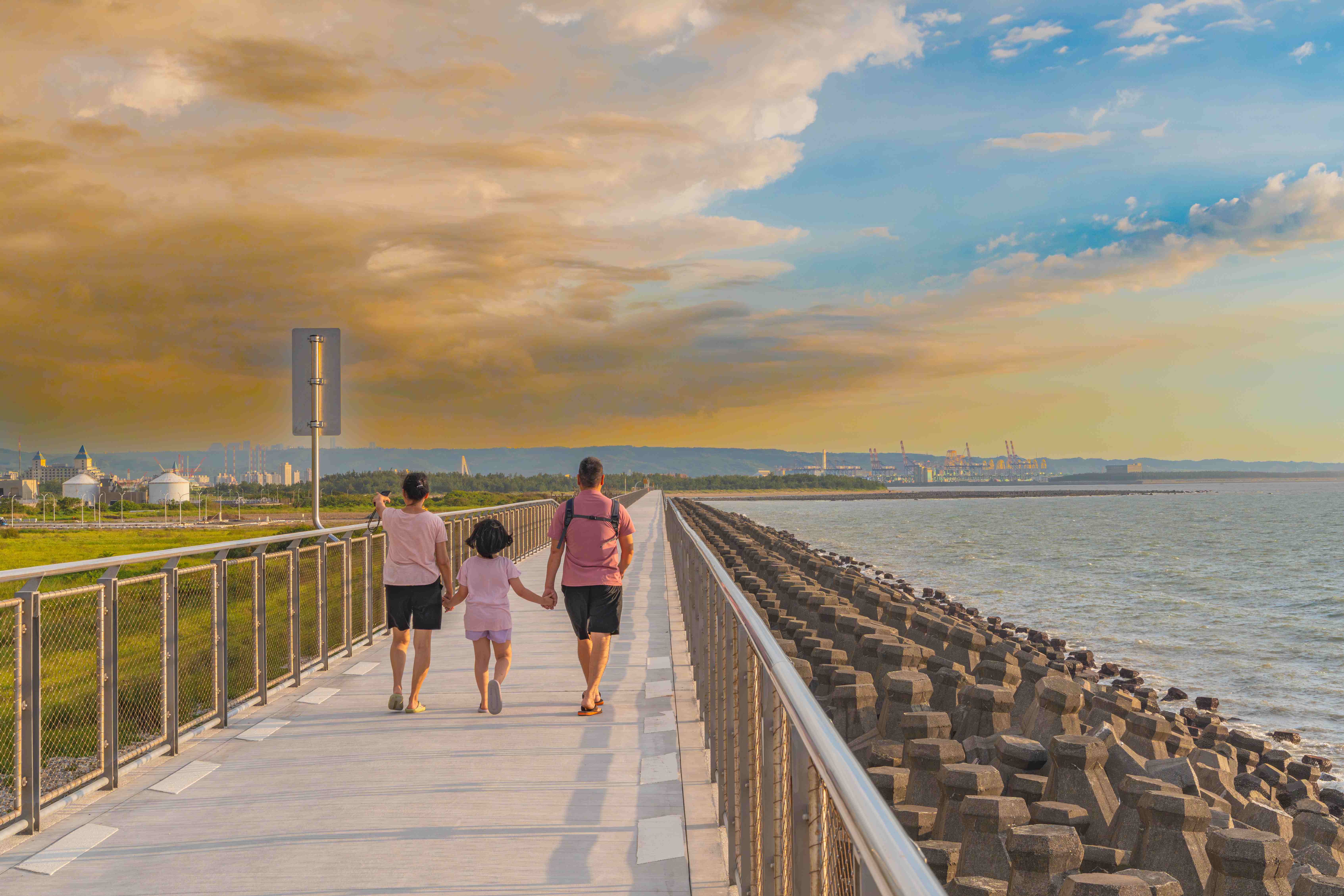  全家散步高架棧道觀海兼賞日落