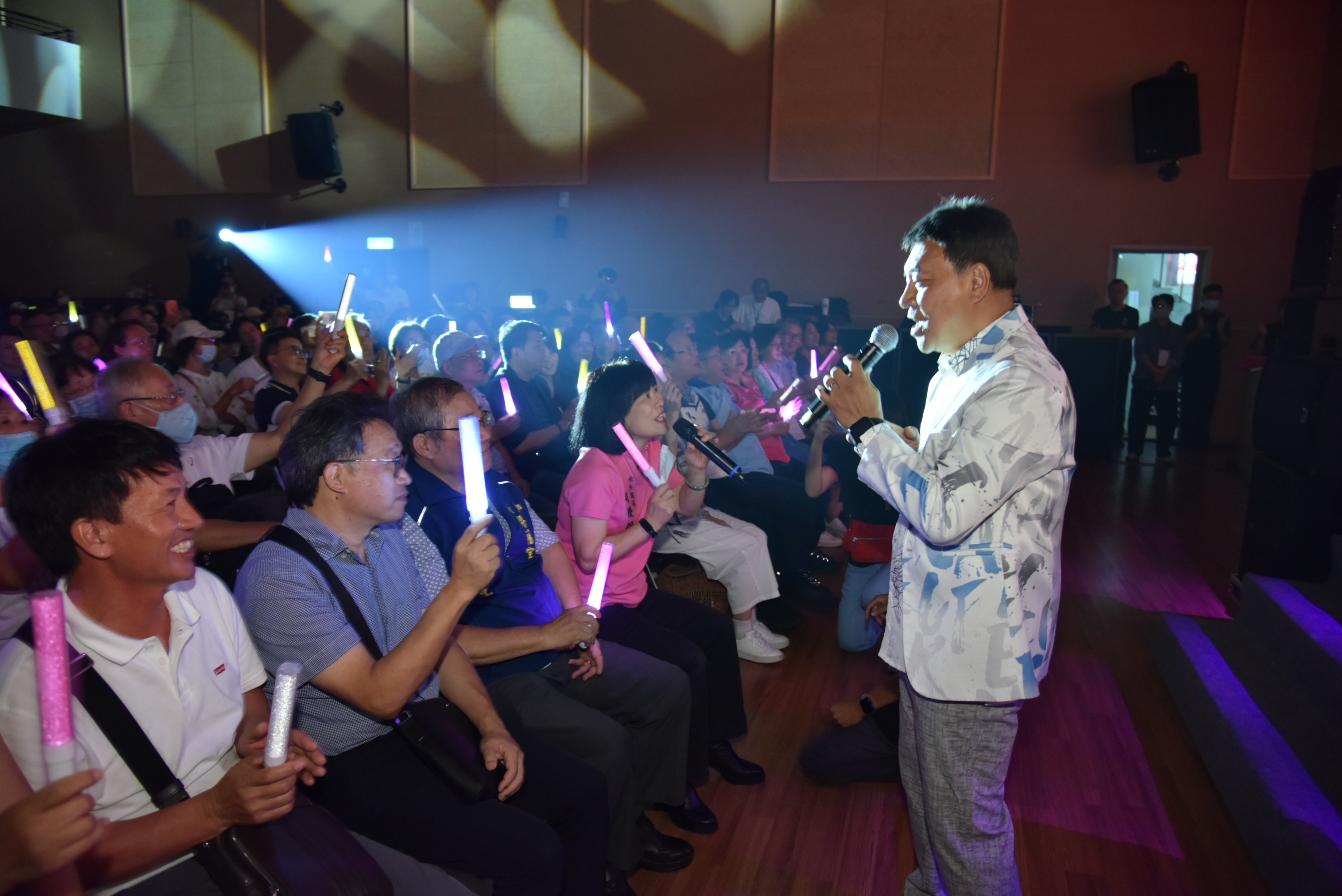 永和仲夏夜之夢《民歌之夜》主持人施孝榮演唱時邀請區長周慶珍一同高唱。