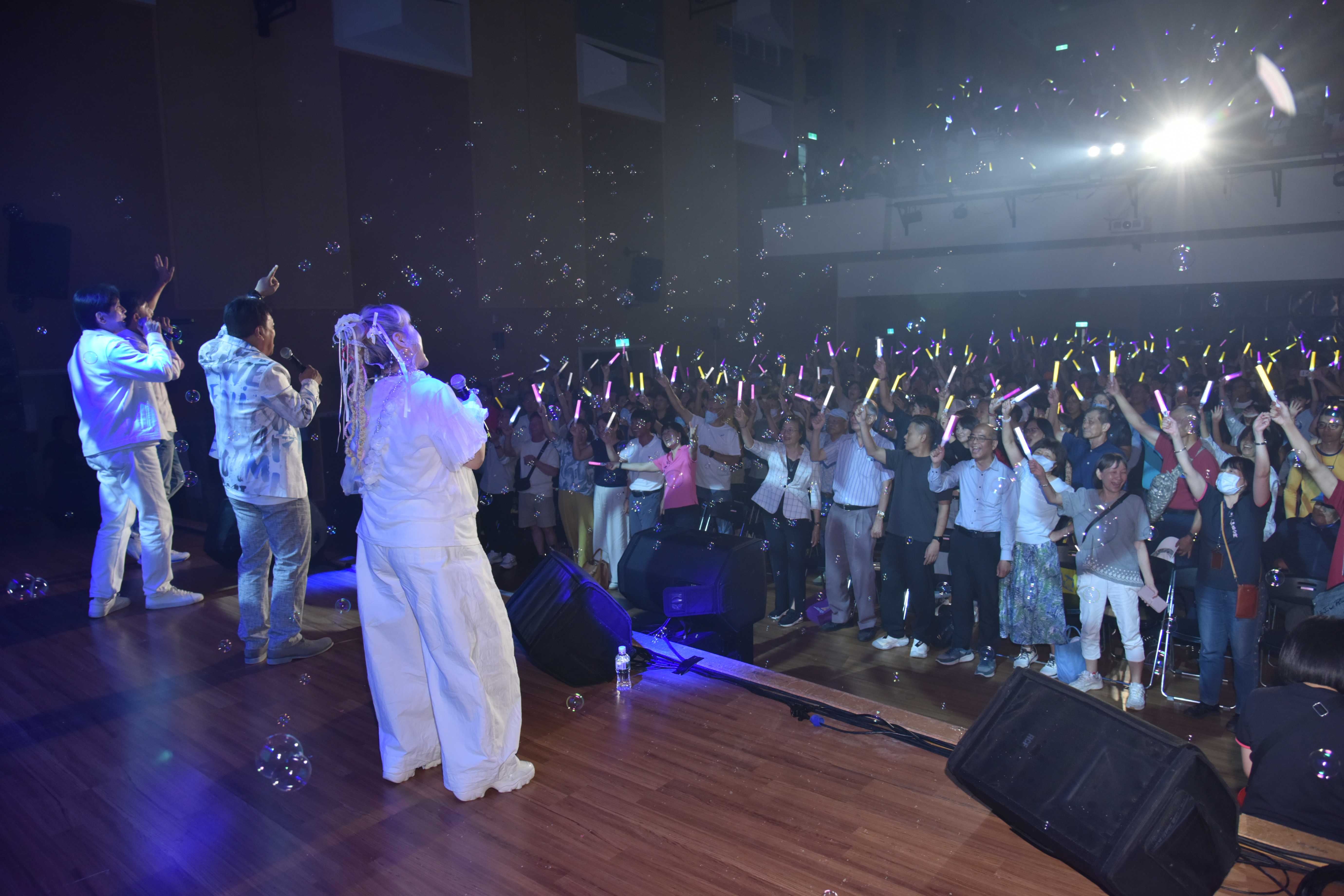 30年經典再響起！永和國父紀念館座無虛席，千餘民眾揮舞著30周年紀念螢光棒，現場燈海隨著節奏律動。