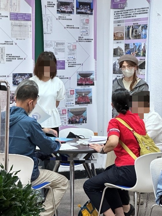  地所同仁發現婦人可能遭詐，通知警方及婦人女兒到場。新北市地政局提供