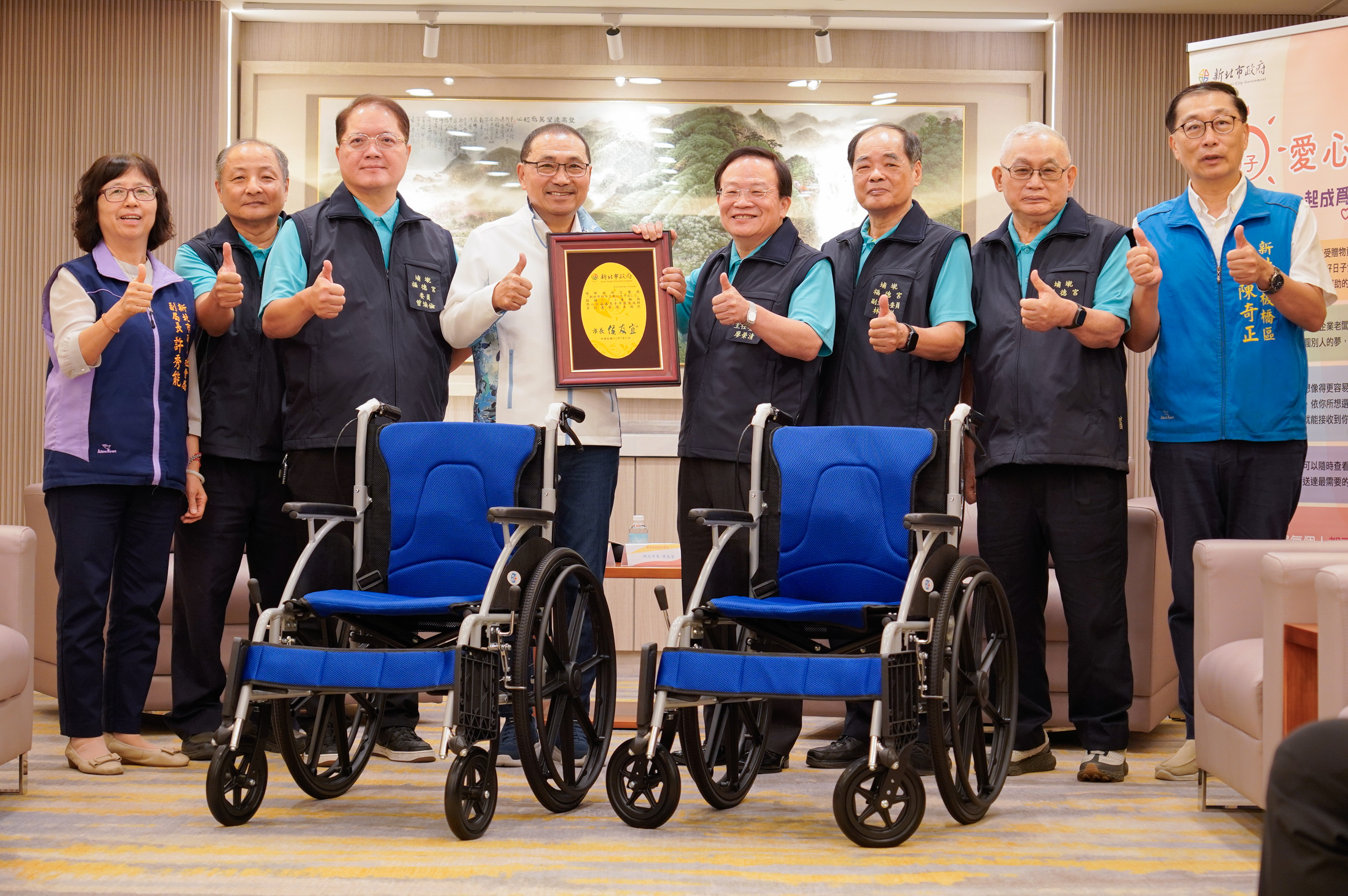  板橋埔墘福德宮響應新北市好日子愛心大平台，捐贈255台輪椅給市府，由市長侯友宜代表受贈。