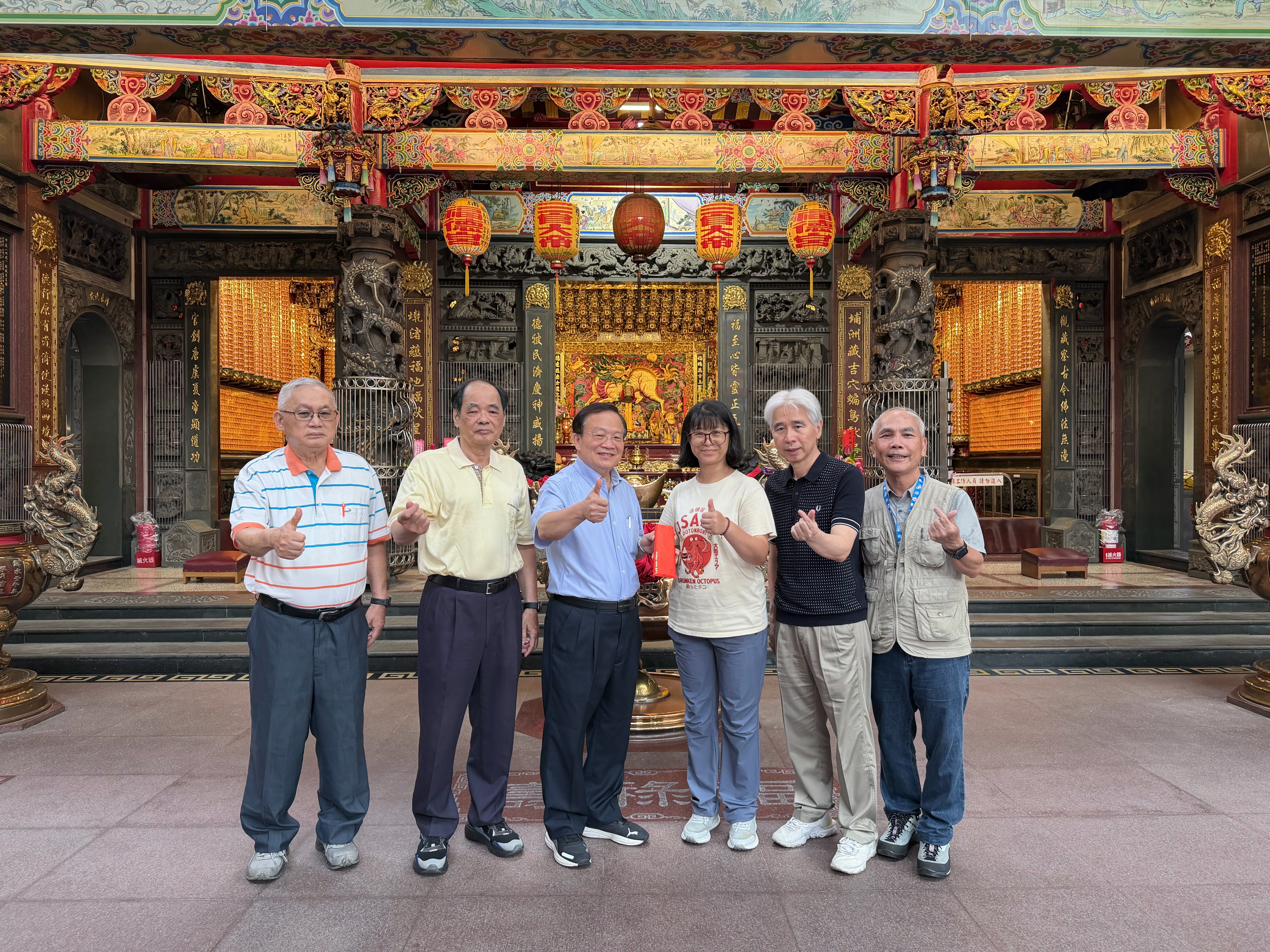  埔墘福德宮主委廖榮清（左3）於日前捐贈11萬元給埔墘國小尤同學的母親（右3）以購買電動輪椅，右2為埔墘國小校長劉能賢。