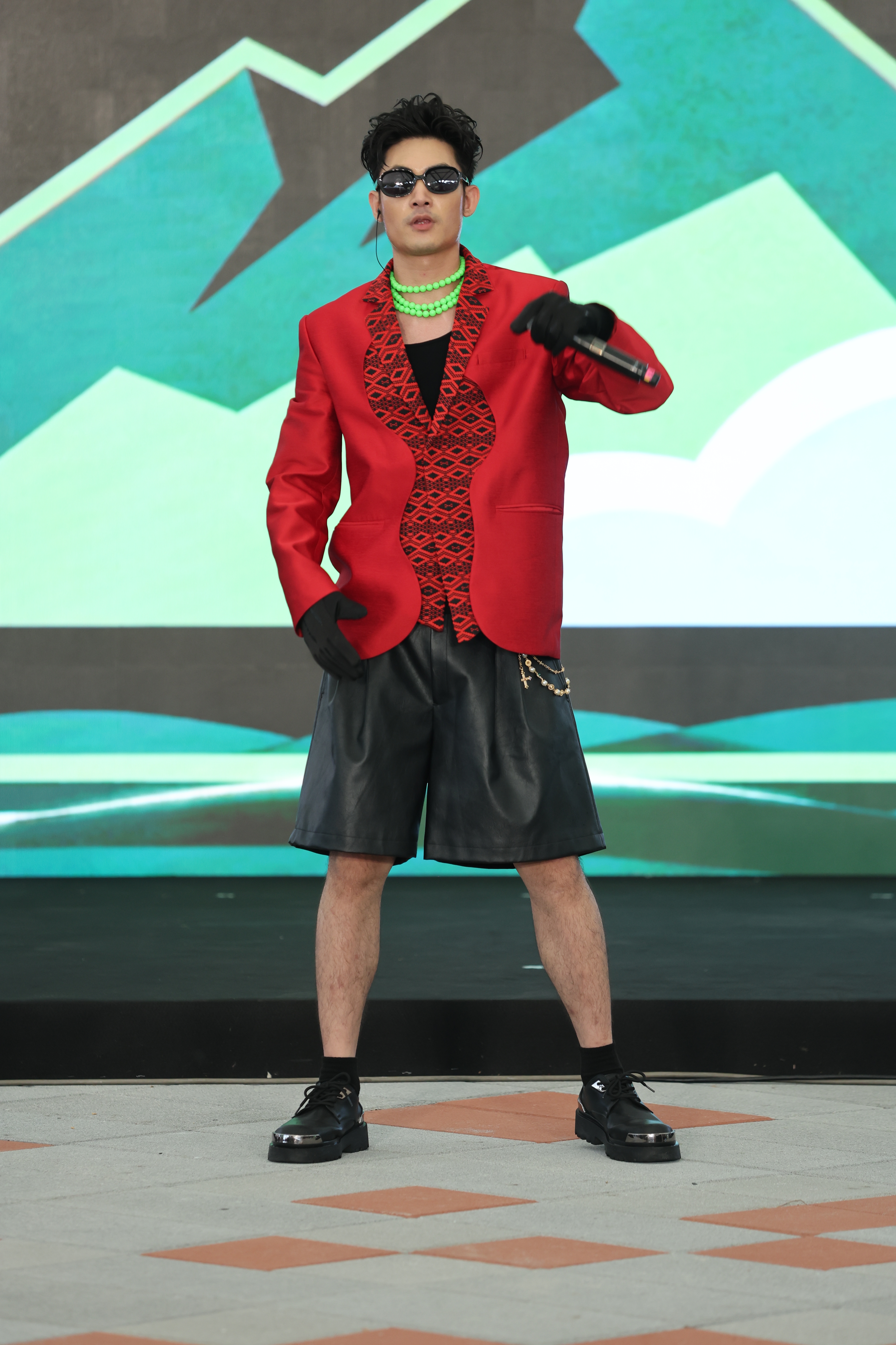 ▲歌手AZ李孝祖結合族語及嘻哈音樂於活動熱力開唱。(圖/新北市政府原民局提供)