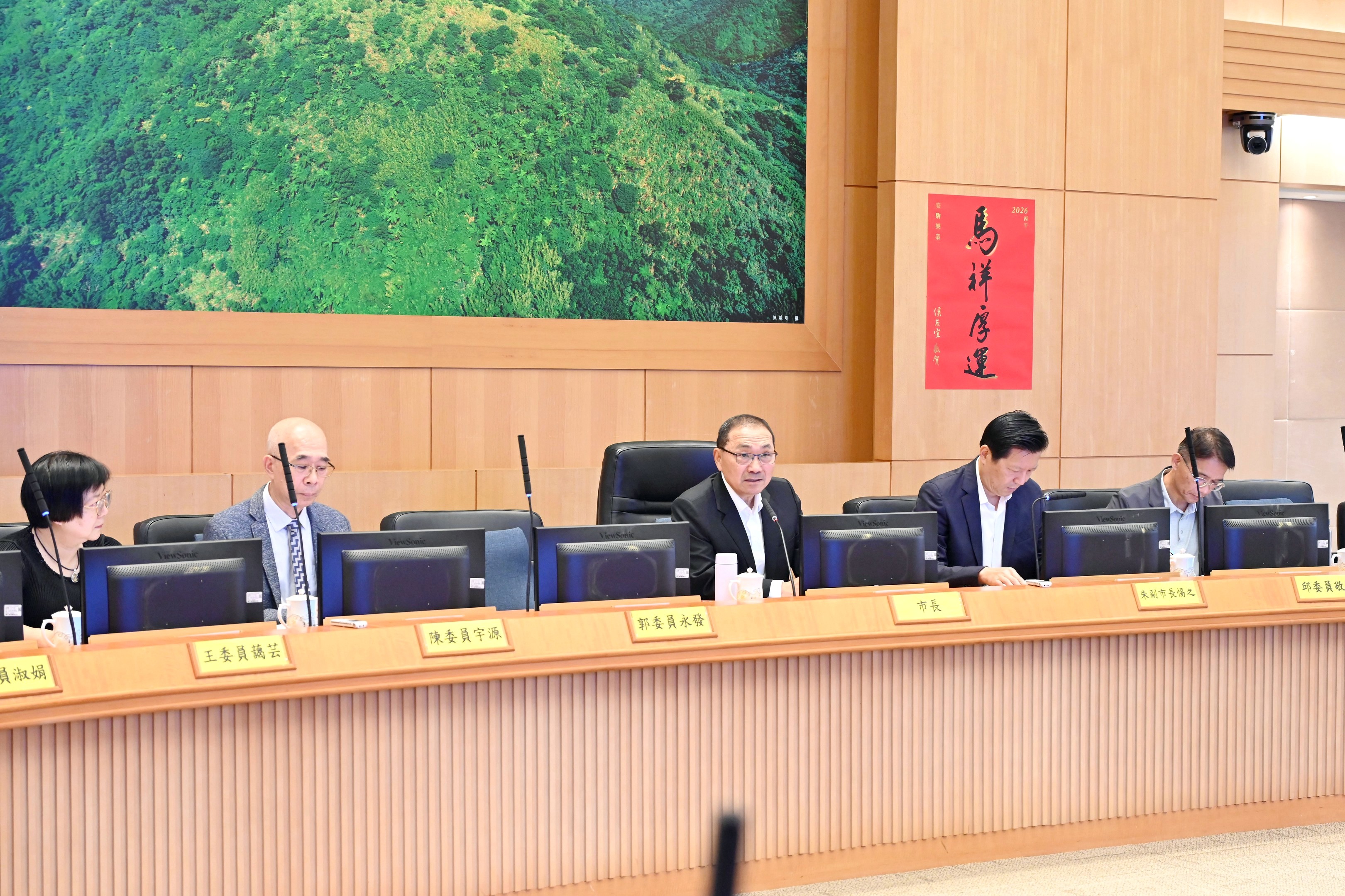 新北市長侯友宜今（21）日主持新北市政府第14次廉政會報，表示重大建設應秉持公開透明原則推動，透過「廉政平臺」及早介入，落實市府廉政透明。