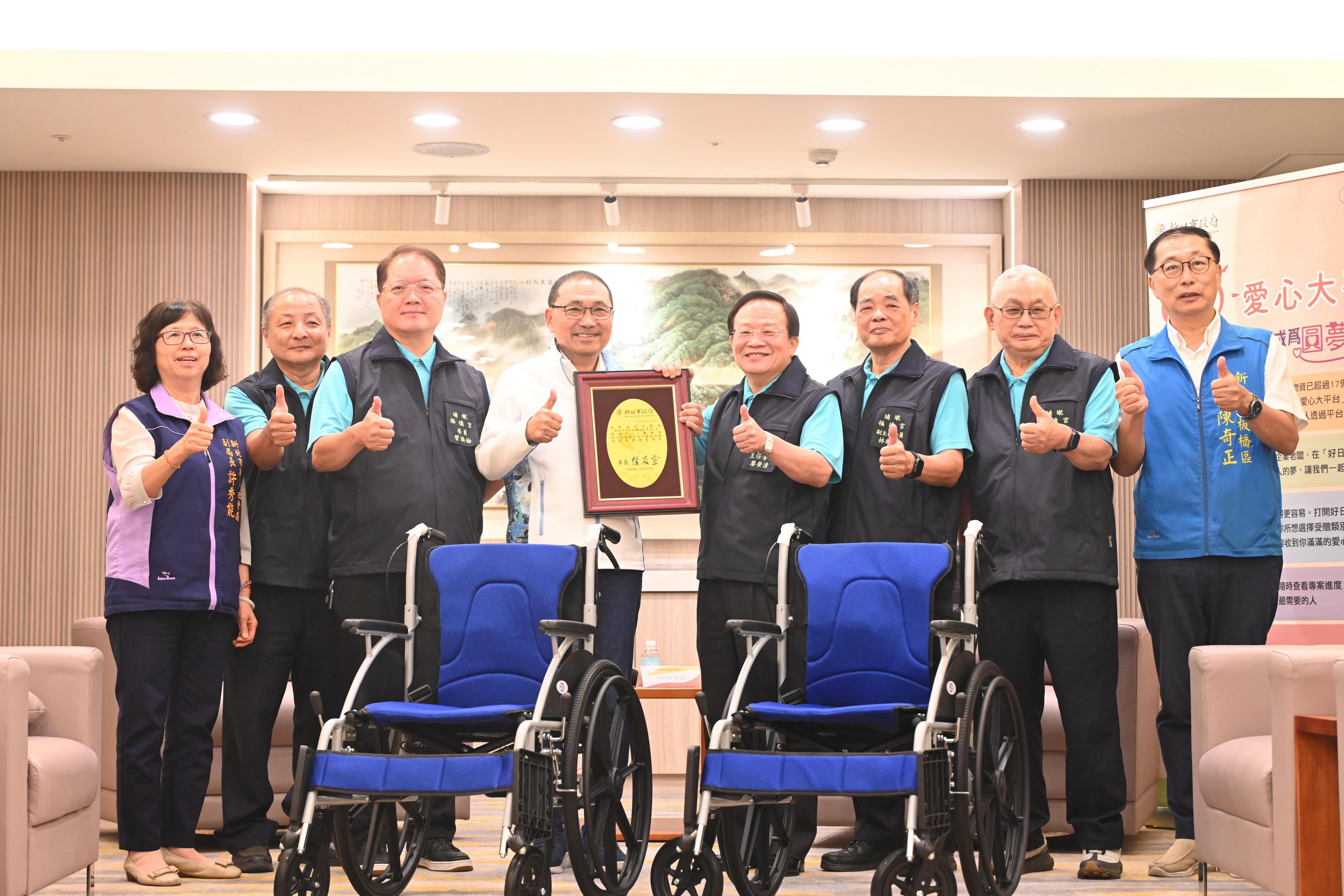 埔墘福德宮今（21）日捐贈255臺輪椅予新北市輔具資源中心，幫助失能長輩及身心障礙者，由新北市長侯友宜代表受贈並致贈感謝狀。