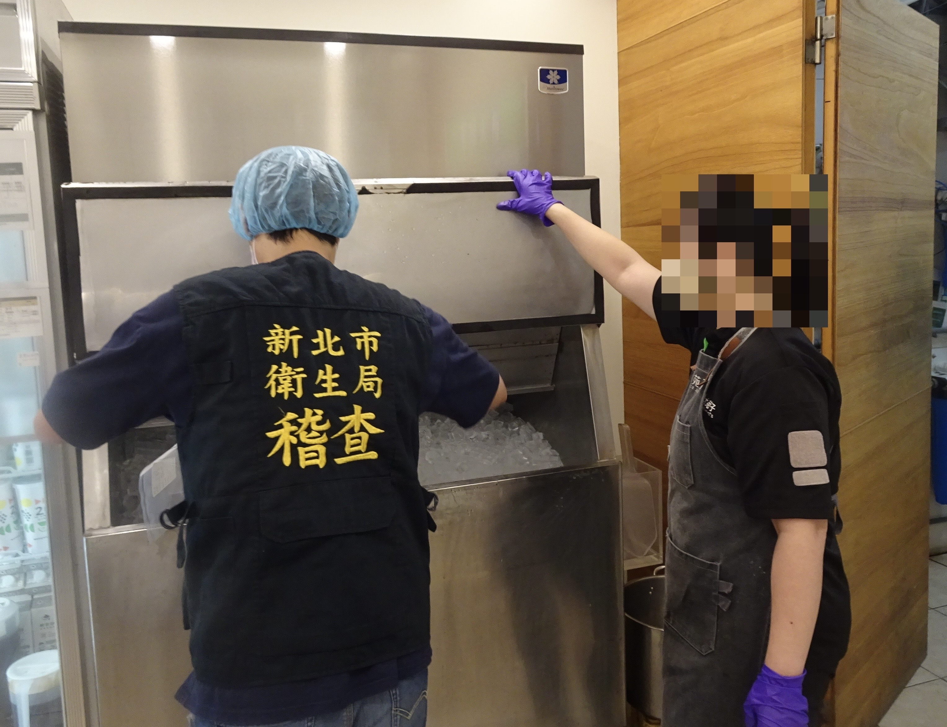新北市政府衛生局至飲料店抽驗食用冰塊