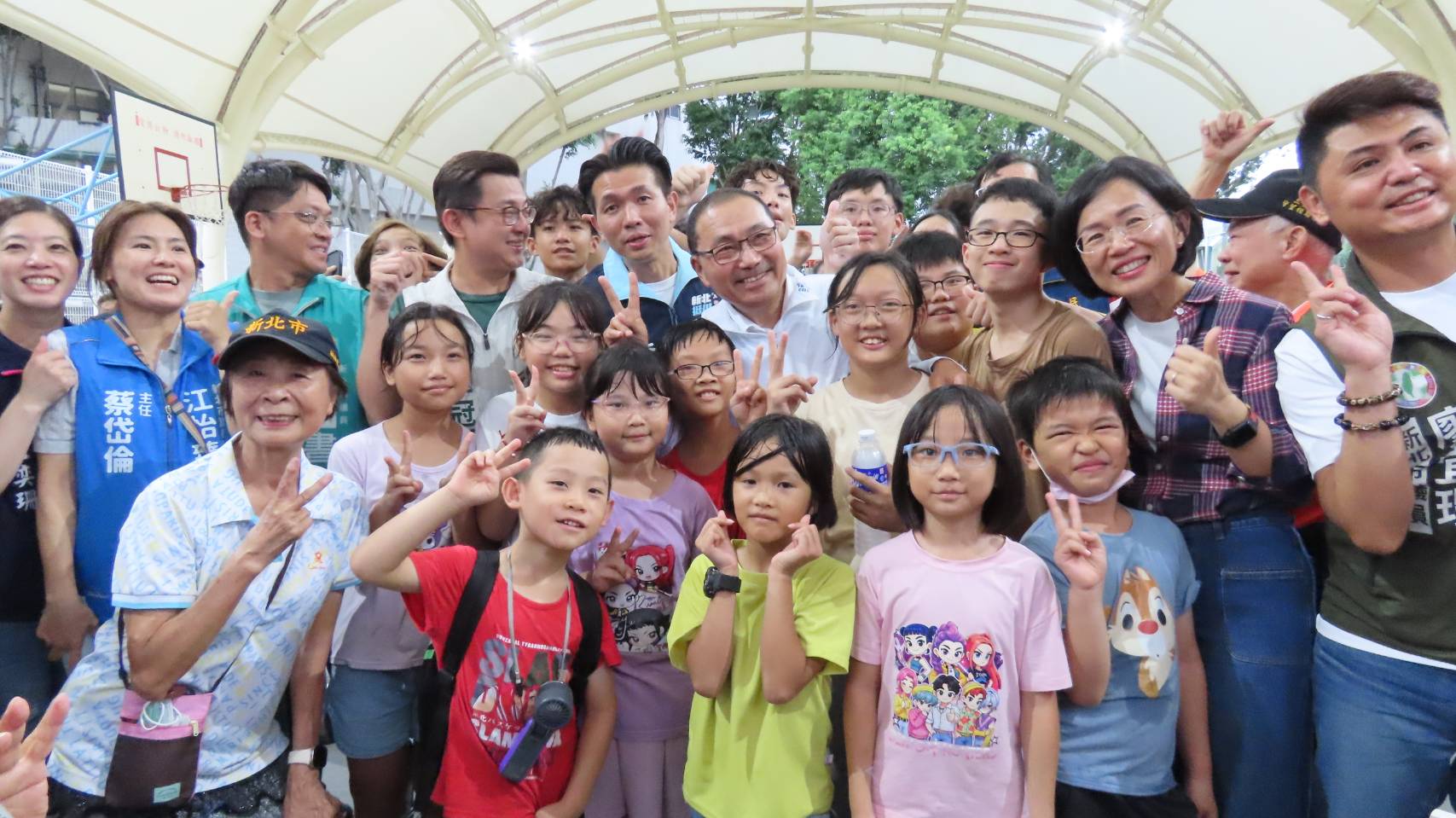 侯市長視察樹林三龍天幕球場，與熱情市民朋友開心合影。