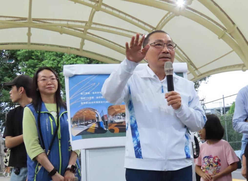 侯市長首站視察今年全新啟用的「三龍公園天幕籃球場」，實地檢視地方運動休閒環境的優化成果。