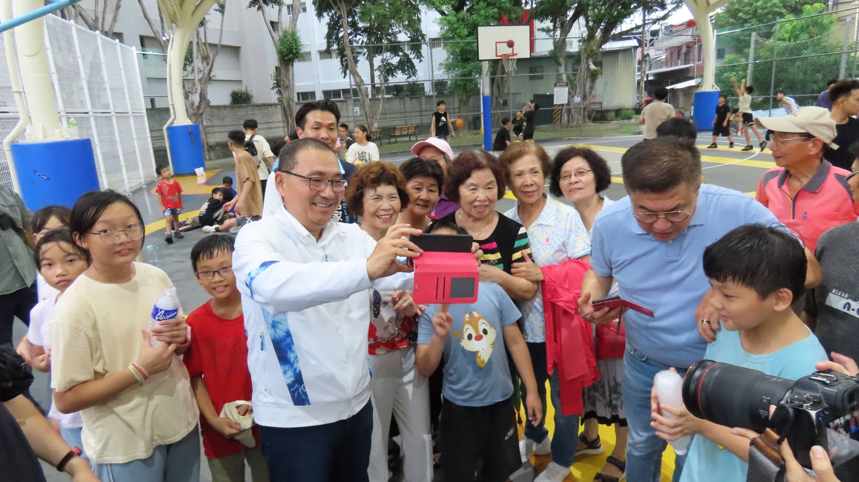 侯市長視察樹林三龍天幕球場，與熱情市民朋友互動自拍。