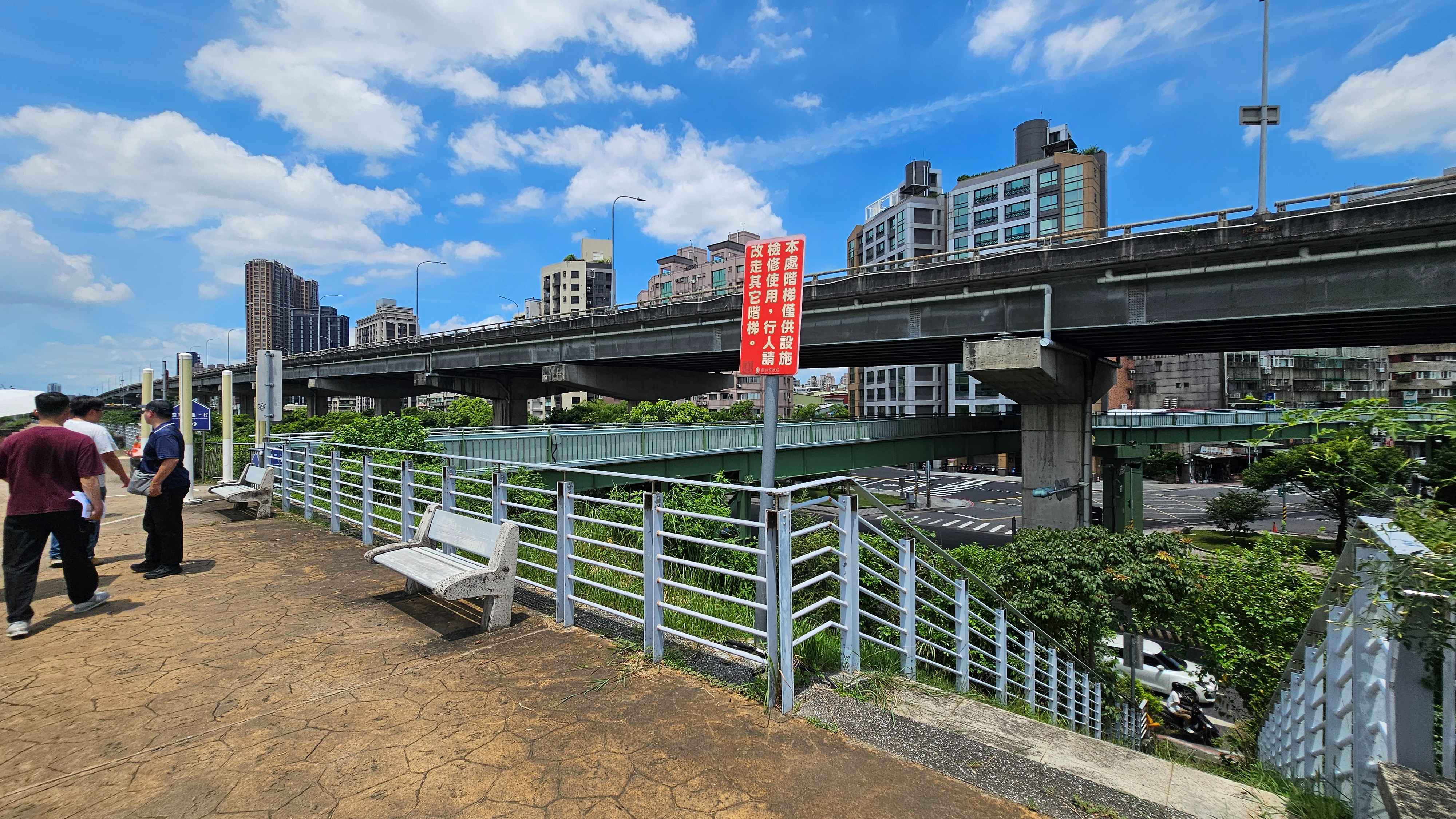  堤頂樓梯維修通道禁止通行