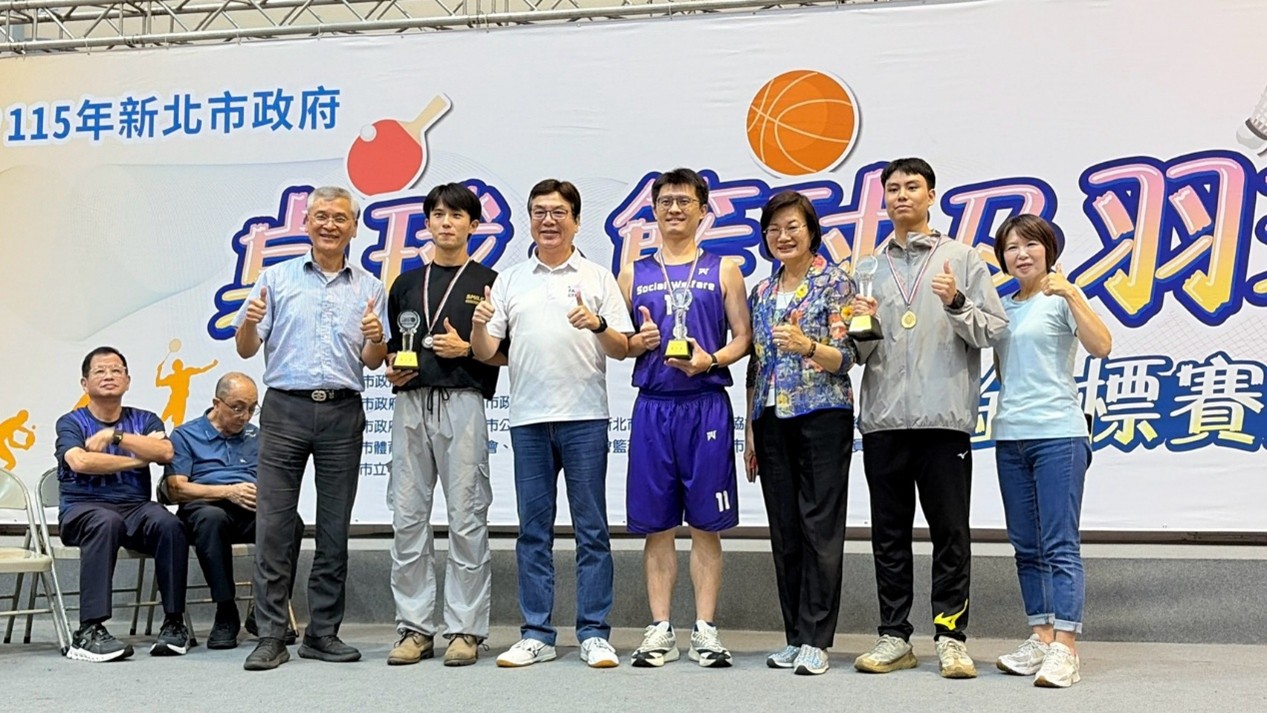 《圖說》籃球錦標賽男子乙組第一名體育局、第二名社會局、第三名工務局代表上台領獎。