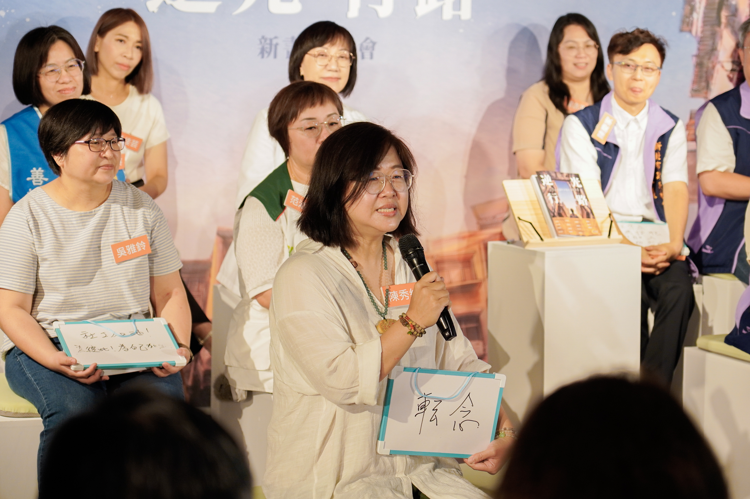  新北家防中心督導陳秀紋述說28年社工生涯，體會到在逆境要轉念時不禁哽咽，也感謝歷屆主任的支持。