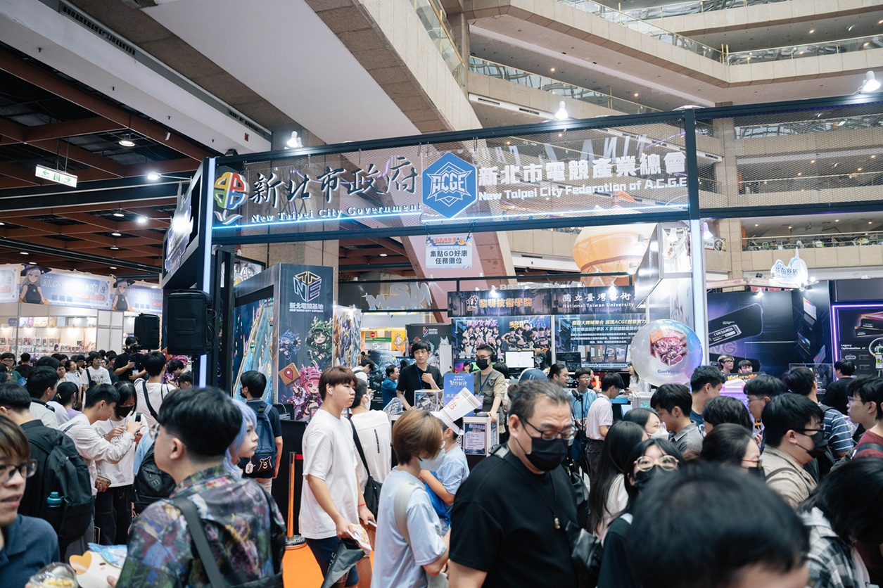 市府攜手新北市電競產業總會共同打造「新北電競POWER UP」展區，展現公私協力推動產官學合作的成果。