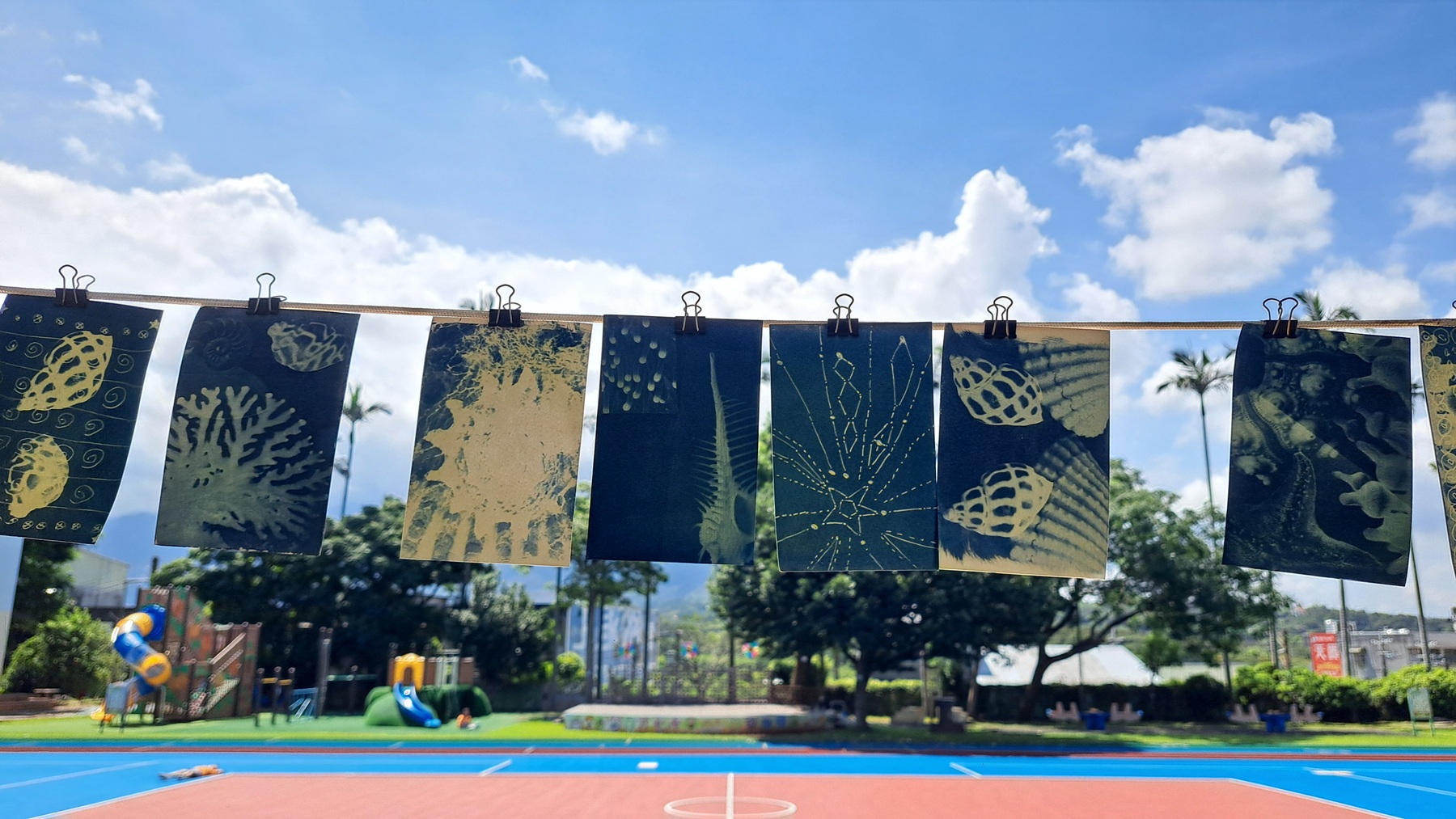 藝術家侯慧與學童共創的藝術作品《海想留下&mdash;&mdash;湛藍顥影》，以海廢藍曬連結海洋環境意象。