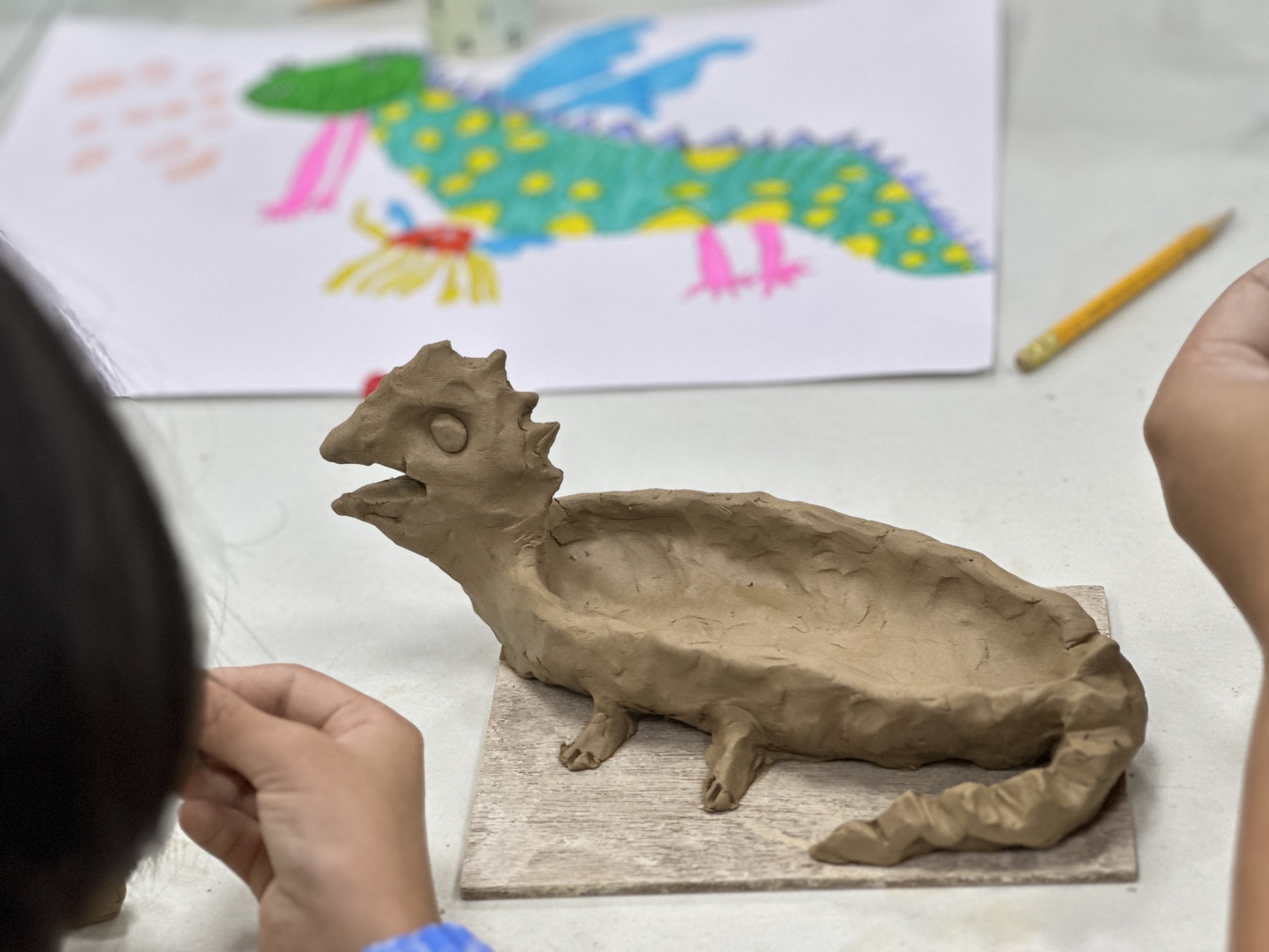 黃湘智藝術家《怪獸變電所》帶領親子創作手作陶。