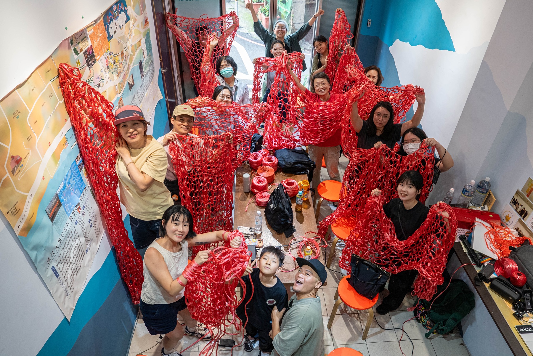 編織作品《Tshiah》，由藝術家廖欣穎與民眾共創。