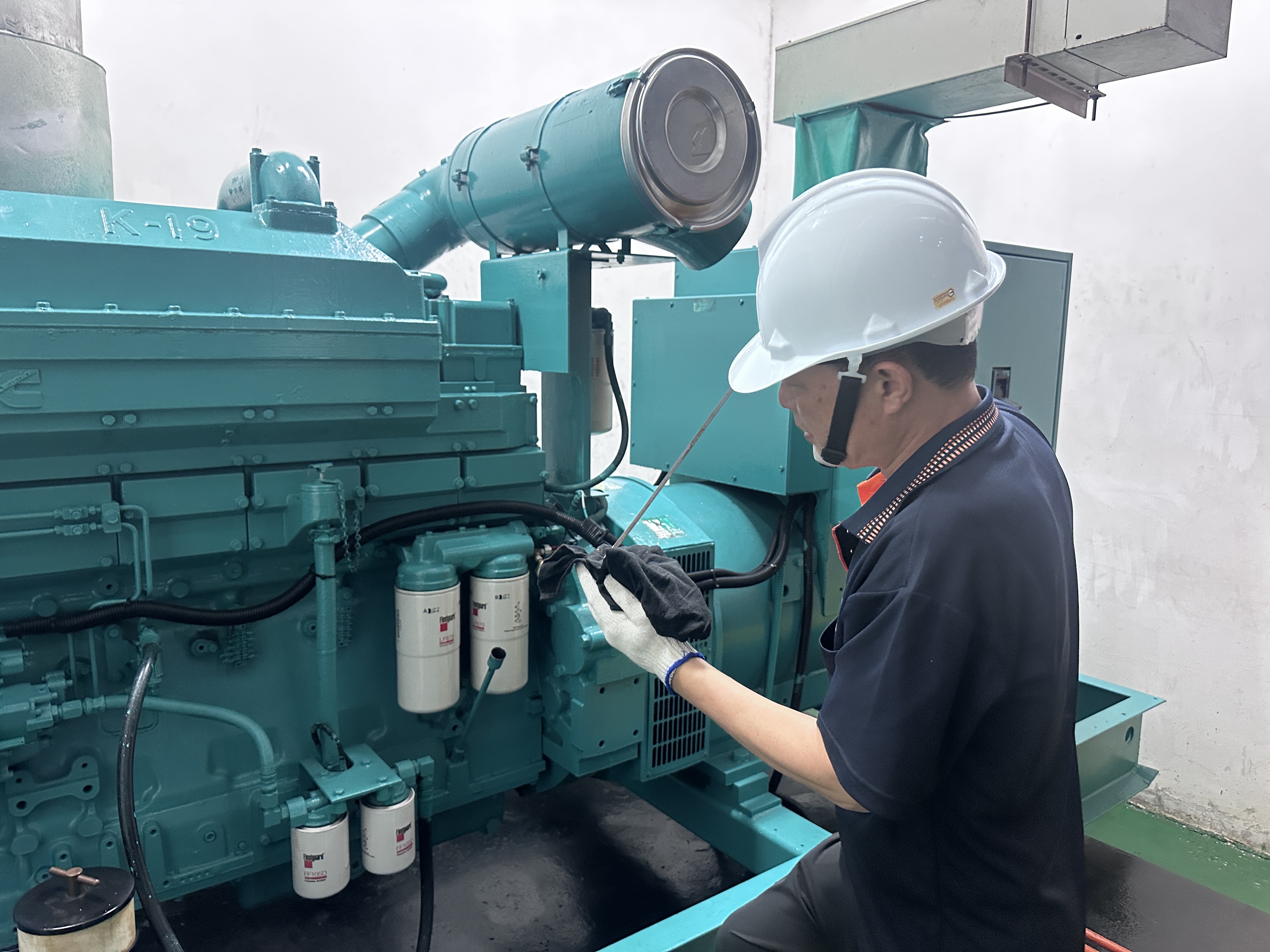 抽水站站員啟動機組前，檢查機油油位，確保潤滑效果足夠
